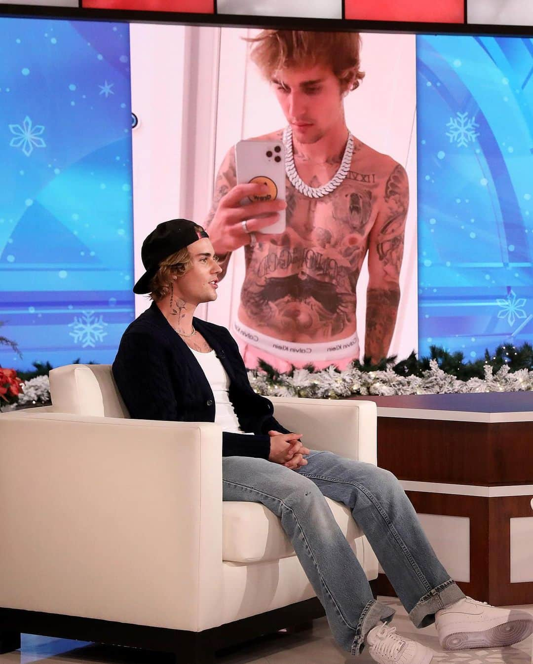 Just Jaredさんのインスタグラム写真 - (Just JaredInstagram)「@justinbieber is appearing on Tuesday’s episode of @theellenshow and you can watch it now by tapping this photo at the LINK IN BIO. He talked about why he and Hailey are waiting to have kids, what they did for Thanksgiving, looking like Brad Pitt, and more. #JustinBieber #EllenDeGeneres Photos: Michael Rozman/Warner Bros」12月1日 16時59分 - justjared