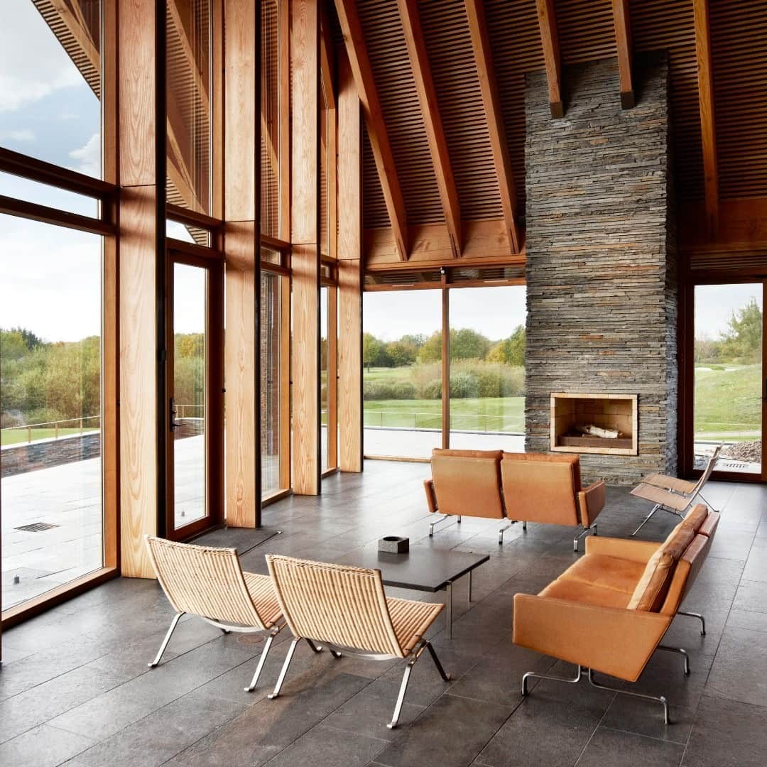 フリッツハンセンさんのインスタグラム写真 - (フリッツハンセンInstagram)「Room of the day  Poul Kjærholm design beneath wooden rafters for totally dimensional space  Discover more via link in bio  #fritzhansen #designchair #chairs #PK22 #poulkjaerholm #livingroomdesign #livingroomdecor #designchair #loungechair #interiordesign #프리츠한센  #フリッツハンセン」12月1日 17時00分 - fritzhansen