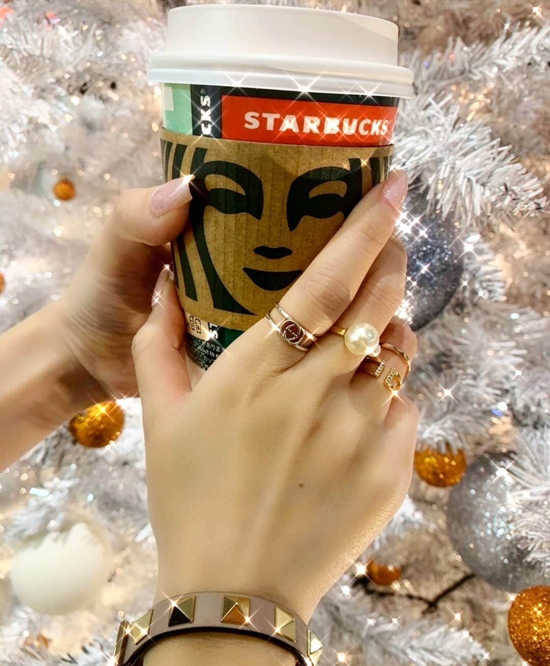 のインスタグラム：「手元にはいつもお気に入りのリング💍 付けてテンション上げてるよ~✌🏻🎄 最近ゲッドした @fing_official のリングが お気に入り😘🙌🏻💗 . 中指のパールリングと薬指の上に 重ね付けしてるシンプルな細リングが @fing_official の🎄✨ . 10%OFFのクーポンコード頂いたので 🎫minami010 (2020/12/27までWEBショップにて使用可能) ぜひ使ってね🥺❤ . #指輪 #リング #ring #jewelry #クリスマス #fashion #ピンクゴールド #リングショップ #可愛いは正義 #手元コーデ #いいね返し」