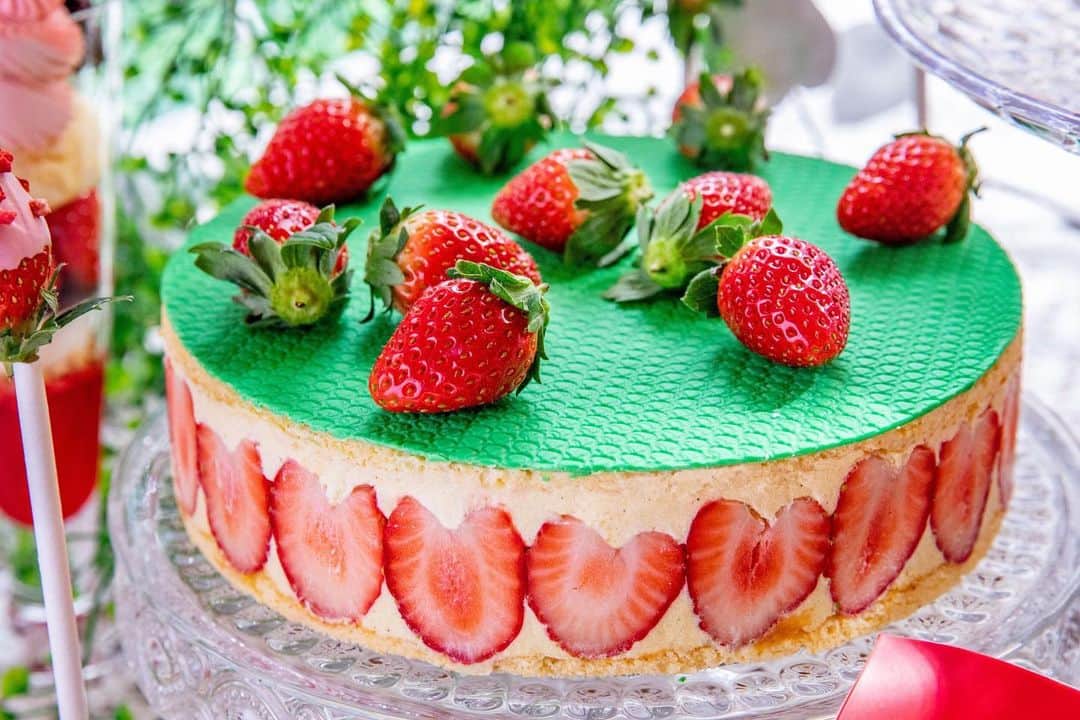 野山苺摘（グルメライター・グルメ探偵）のインスタグラム：「🍓いちごテロ🍓﻿ ﻿ ヒルトン東京﻿ 「マーブルラウンジ」﻿ ﻿ ストロベリースイーツフェア﻿ 『RSVP.アリスからの招待状』﻿ ﻿ 新作いちごデザート20種類以上とフレッシュ苺に、ローストビーフも！﻿ ﻿ 詳細＆予約と、﻿ 昨シーズンの実食レポは↓﻿ harapeco.news/hiltontokyo8/﻿ ﻿ 🍓🍓🍓🍓🍓🍓🍓🍓🍓🍓🍓🍓🍓🍓🍓﻿ ﻿ #いちご #苺 #イチゴ #いちごテロ ﻿ #飯テロ #食レポ #いちご大好き﻿ #グルメライター  #いちごライター﻿ #strawberry #ビュッフェ ﻿ #スイーツ #ヒルトン東京 #いちごビュッフェ2021﻿ #いちご集め #🍰 #🍓 #マーブルラウンジ﻿ #いちごビュッフェ #ケーキ #イチゴ探偵﻿ #ストロベリーブッフェ #アリスからの招待状﻿ #食べ放題 #スイーツビュッフェ﻿ #ヒルトンスイーツ　#新宿カフェ﻿ #アリスビュッフェ #デザートビュッフェ﻿ #RSVPアリスからの招待状﻿ ﻿ 🍓🍓🍓🍓🍓🍓🍓🍓🍓🍓🍓🍓🍓🍓🍓」