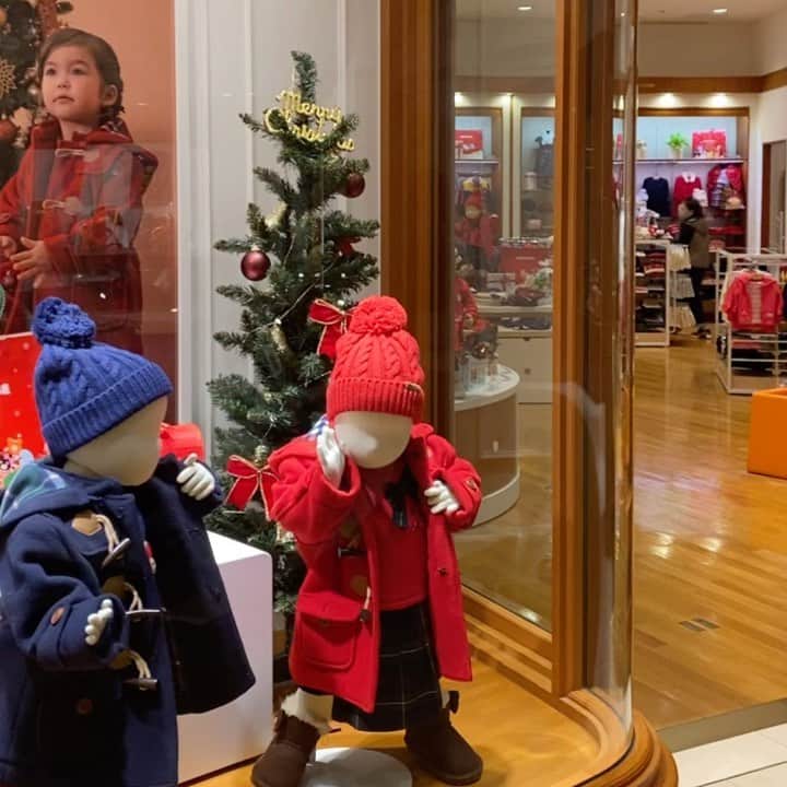 森上亜希子のインスタグラム：「動画も撮ってみました。 本店はとっても広くて、新生児のお洋服から小物、お受験用のお洋服、セレモニー用のお洋服、本当に子供のお洋服は何でも揃います。  是非一度、足を運んでみて下さい。  #mikihouse #ミキハウス #子供服 #ベビー服 #何でも揃う #テニス #tennis」
