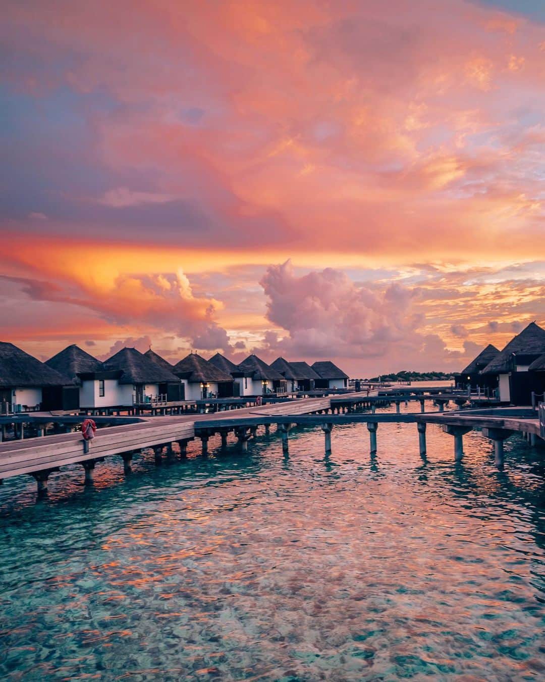 Live To Exploreさんのインスタグラム写真 - (Live To ExploreInstagram)「Witnessed one of the most beautiful sunsets I’ve ever seen on our first day in @fsmaldives Kuda Huraa. What a perfect welcome to this beautiful resort! Swipe left to see the video!  Video by @thetravelpro #fsmaldives #fourseasons #fsholiday」12月1日 17時10分 - welivetoexplore
