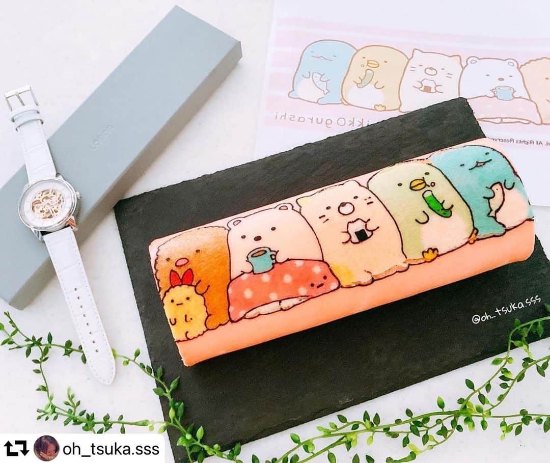 のインスタグラム：「@oh_tsuka.sss さま、リポストです😊 . かわいくって癒されすぎて、 心がほっこりしますね☺️🍵 . 青いキャラクターのフードに スピルリナ由来の青、リナブルーがオススメです💙💡💙 . ↓ ・ すみっコのデコロールケーキ🍰💕 ・ やっぱり上手く出来ない⤵️ ひび割れた…💔 でも少し分かった気もしないでもない（←どっち笑） 次頑張るᕦ(ò_óˇ)ᕤ！！ ・ ❁.｡.:*:.｡.✽.｡.:*:.｡.❁.｡.:*:.｡.✽.｡.:*:.｡.❁.｡. 一緒に写っているステキな時計は LOBOR JAPAN（ @loborjapan ）様 より いただいたもの❤︎ 私が選ばせていただいたのは  【  DYNASTY CONSTANTINE WHITE】 シルバーのフェイスと中の動いてる歯車がカッコ可愛い❤️ずっと見てられる✨ 大きめのフェイスでも男女問わず使えるデザインで、おしゃれのアクセントに👍🏻💕 ・ クーポンコードを発行して頂きました！ 【 ohtsukd33 】 クーポン利用で10%OFFになります✨ ※使用期限2021年11月4日まで 自分へのご褒美に、大切な人へのプレゼントなどに是非ご活用ください╰(*´︶`*)╯♡ ・ 他にもステキな時計がたくさんあるので ぜひチェックしてみて下さいね٩(๑❛ᴗ❛๑)۶✿ https://lobor.jp/ ・ #lobor #ロバー #腕時計 #時計 #手元倶楽部 ＊ ＊ #ロールケーキ#パータデコール#デコロール#シフォンロール#すみっコぐらし#すみっコ#リナブルー公式クリエイター#リナブルー#スピルリナ#linablue#spirulina#dicスピルリナ#手作りおやつ#おうちカフェ#手作りお菓子#手作りスイーツ#コッタ#cotta#双子ママ#3児ママ」