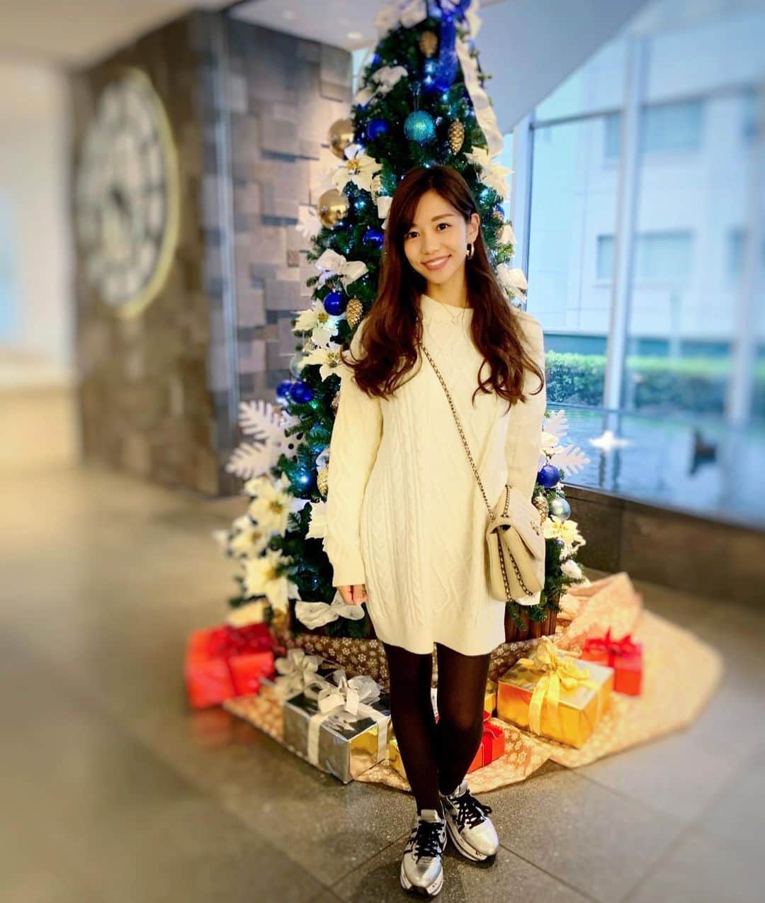 福山唯のインスタグラム：「🎄✨ . . 冬になるとケーブルニットが着たくなる🧶白のケーブルニットワンピは　@valmuer_official です🎵 . . この時期になると、忙しさがひと段落して今年ももう少しだなと…♡ 後1ヶ月、毎日大切に過ごしたいな😊 １２月もよろしくお願い致します☃️ . . #coordinate #christmas #christmastree #onepiece #gardenbyvalmuer #valmuer #casual #valmuer_official #chanel  #コーディネート #ケーブルニット #ワンピース #ワンピースコーデ　#ヴェルムーア　　❄️」