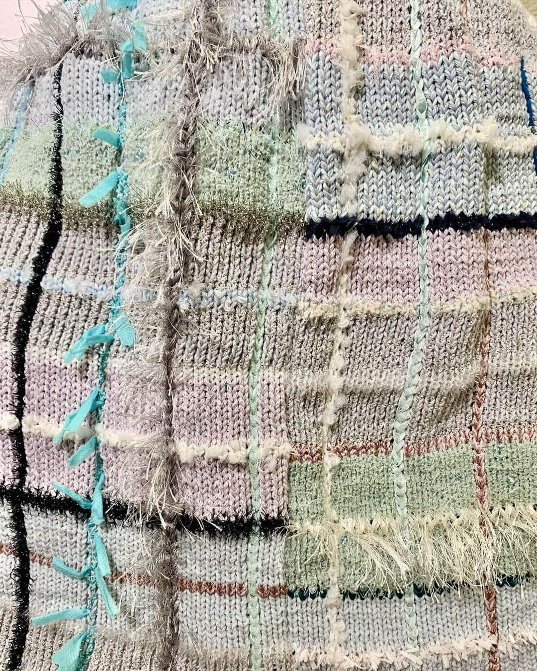 東佳苗さんのインスタグラム写真 - (東佳苗Instagram)「detail🌧🌸🌿💎🌠  ・Hand knit collage camisole(one and only)/縷縷夢兎 ・Hand knit collage belt (one and only)/縷縷夢兎 ・Hand knit collage harness (one and only)/縷縷夢兎 ・Hand knit collage skirt (one and only)/縷縷夢兎  ✴︎all item soldout✴︎   糸と色が重なり合って溶けて漏れ出すような　 初夏の頃🌥でした 抽象画を編むのが好きです　☔︎︎☔︎︎☔︎︎  #rurumu #縷縷夢兎」12月1日 17時16分 - usagi_kanae