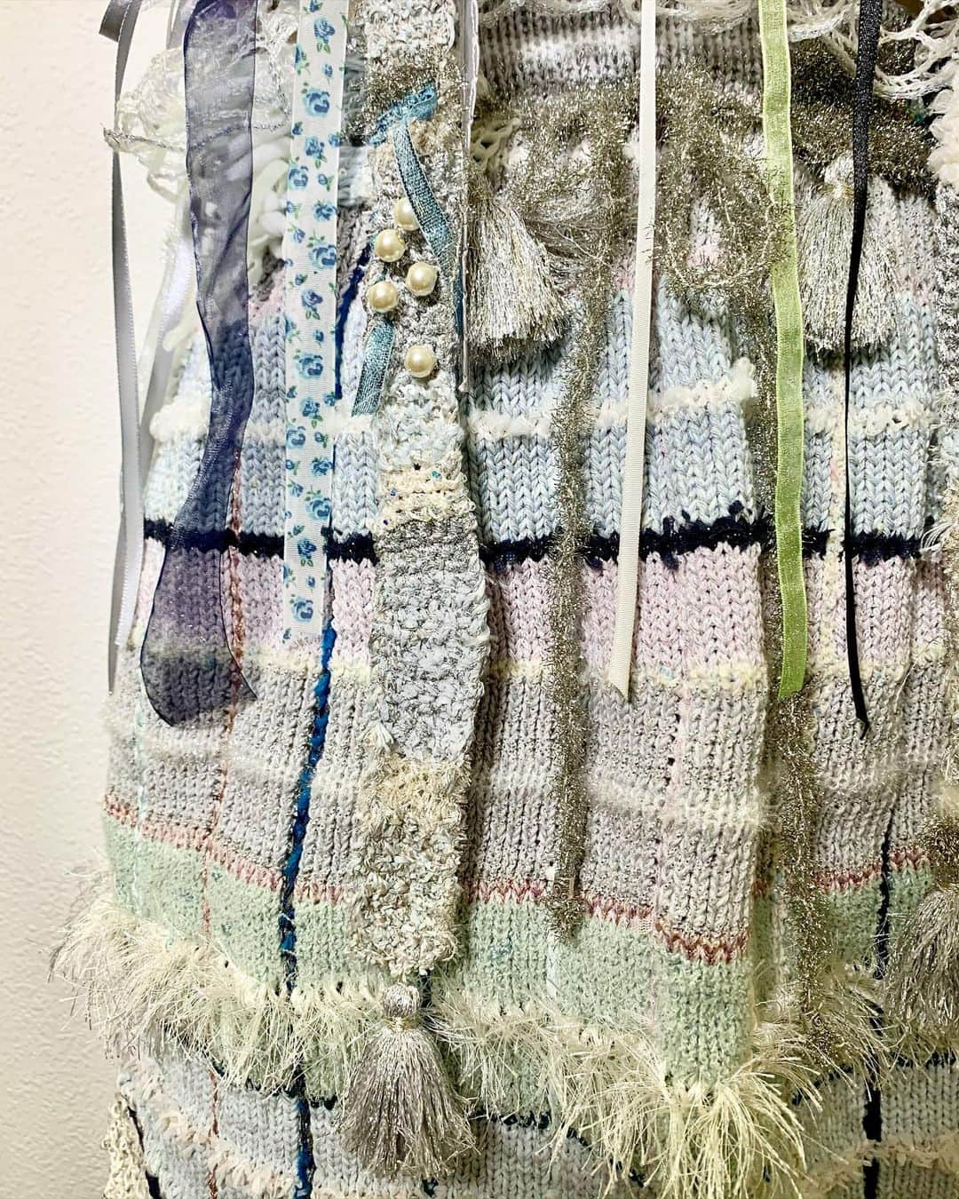 東佳苗さんのインスタグラム写真 - (東佳苗Instagram)「detail🌧🌸🌿💎🌠  ・Hand knit collage camisole(one and only)/縷縷夢兎 ・Hand knit collage belt (one and only)/縷縷夢兎 ・Hand knit collage harness (one and only)/縷縷夢兎 ・Hand knit collage skirt (one and only)/縷縷夢兎  ✴︎all item soldout✴︎   糸と色が重なり合って溶けて漏れ出すような　 初夏の頃🌥でした 抽象画を編むのが好きです　☔︎︎☔︎︎☔︎︎  #rurumu #縷縷夢兎」12月1日 17時16分 - usagi_kanae