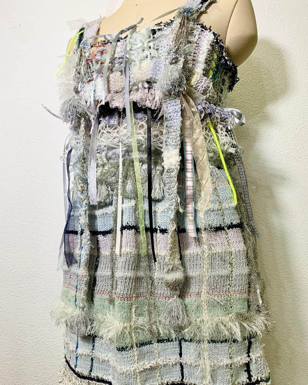 東佳苗さんのインスタグラム写真 - (東佳苗Instagram)「detail🌧🌸🌿💎🌠  ・Hand knit collage camisole(one and only)/縷縷夢兎 ・Hand knit collage belt (one and only)/縷縷夢兎 ・Hand knit collage harness (one and only)/縷縷夢兎 ・Hand knit collage skirt (one and only)/縷縷夢兎  ✴︎all item soldout✴︎   糸と色が重なり合って溶けて漏れ出すような　 初夏の頃🌥でした 抽象画を編むのが好きです　☔︎︎☔︎︎☔︎︎  #rurumu #縷縷夢兎」12月1日 17時16分 - usagi_kanae