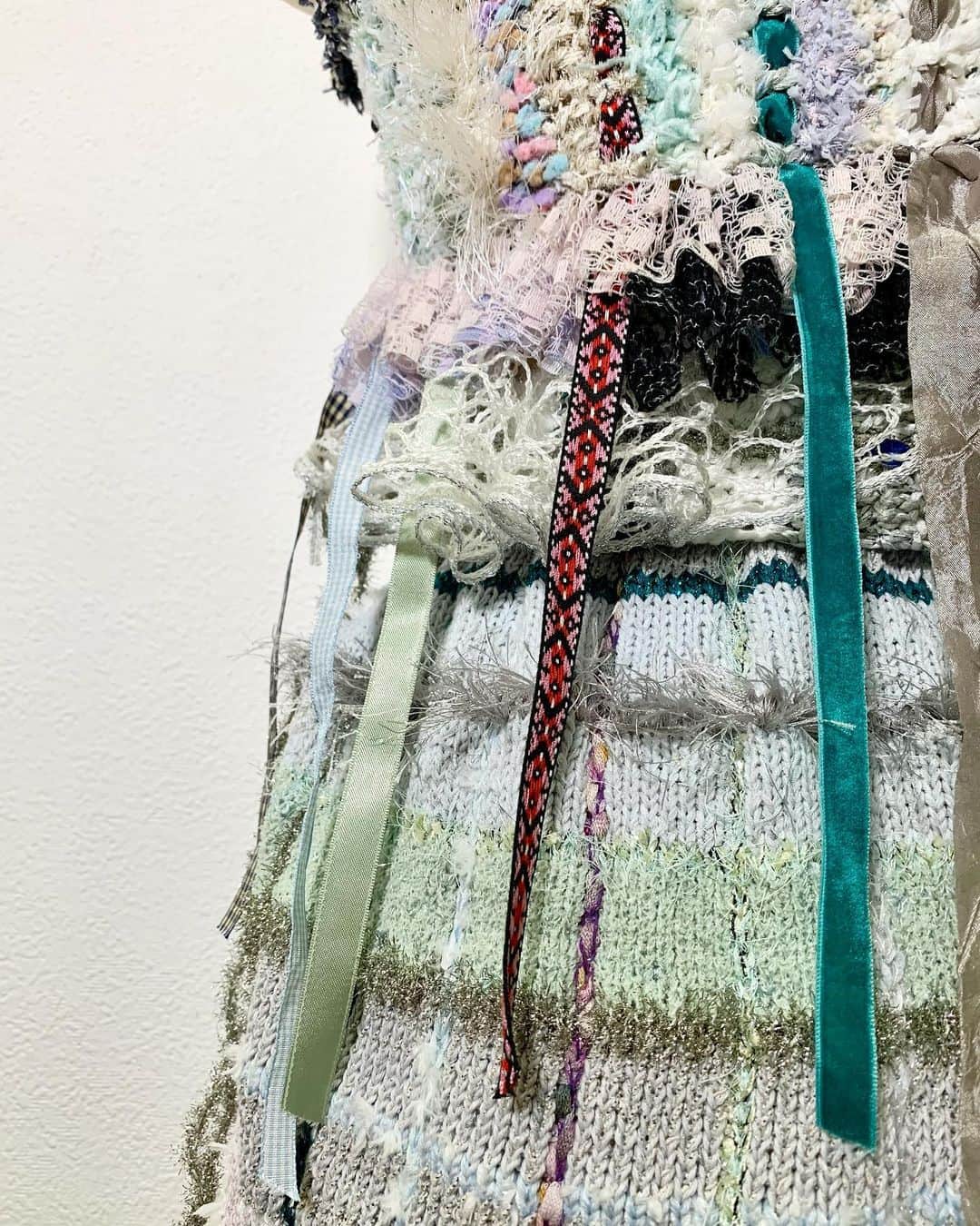東佳苗さんのインスタグラム写真 - (東佳苗Instagram)「detail🌧🌸🌿💎🌠  ・Hand knit collage camisole(one and only)/縷縷夢兎 ・Hand knit collage belt (one and only)/縷縷夢兎 ・Hand knit collage harness (one and only)/縷縷夢兎 ・Hand knit collage skirt (one and only)/縷縷夢兎  ✴︎all item soldout✴︎   糸と色が重なり合って溶けて漏れ出すような　 初夏の頃🌥でした 抽象画を編むのが好きです　☔︎︎☔︎︎☔︎︎  #rurumu #縷縷夢兎」12月1日 17時16分 - usagi_kanae