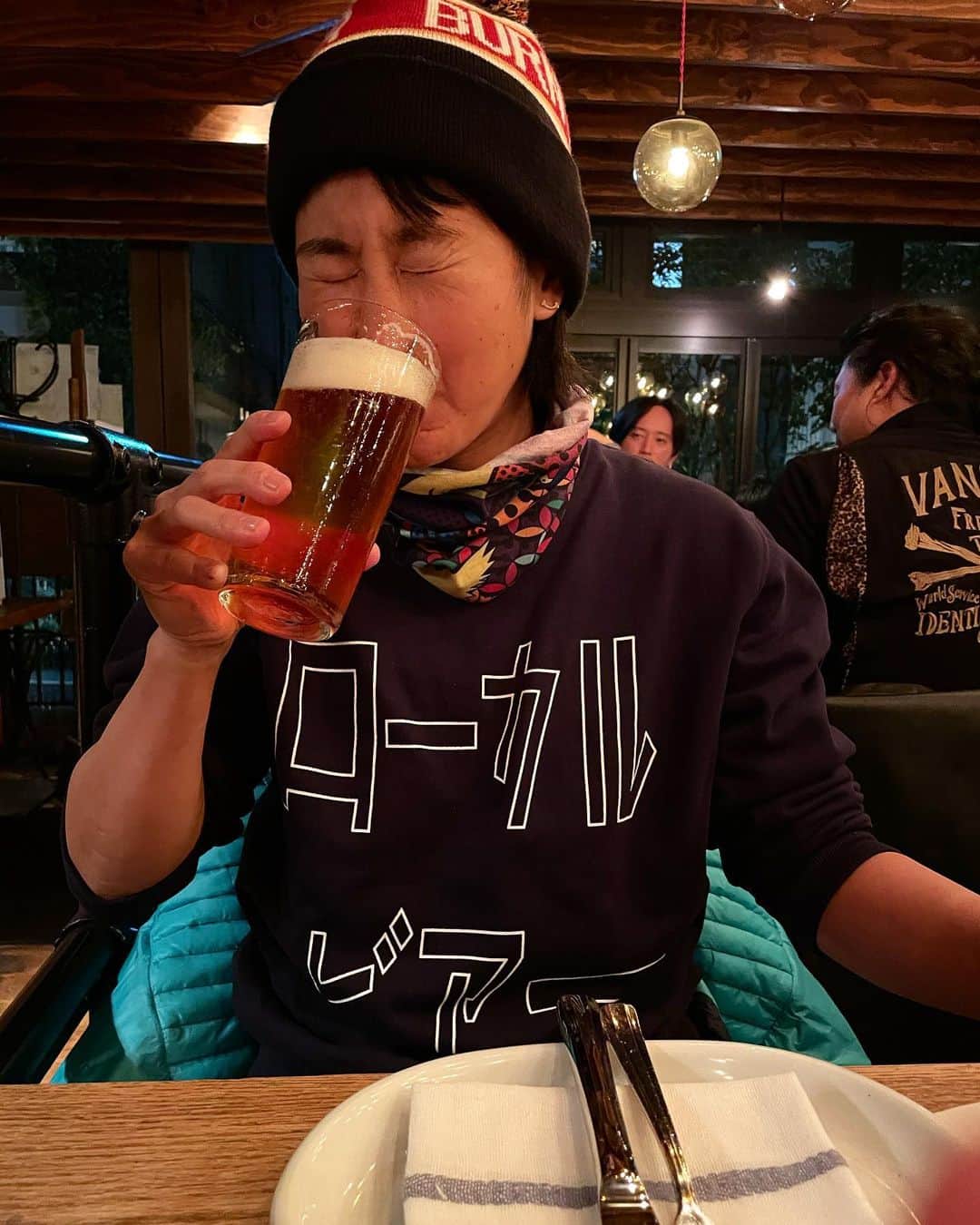 與那嶺恵理のインスタグラム：「“ﾛｰｶﾙﾋﾞｱｰ” = “Local Beer ” 🍺 Wanna this long T-shirt from @derailleurbrewworks 💙??  . . You can get it at @derailleurbrewworks shop in @bikelore this weekend 🤘🏻🤘🏻  If you want it, Let’s go there 💨  If you can’t go, you can get it @stand_umineko 🐈🦤  . . Get this cool T 😎 & Cheers 🍻 with me 😁  . . いつもの#今日のエリさん　#derailleurbrewworks #standumineko  #スタンドうみねこ #スタンドうみねこコト #スタンドうみねこはなれ #localbeer」