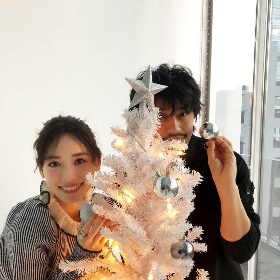 美人百花さんのインスタグラム写真 - (美人百花Instagram)「クリスマスムードをたっぷり詰め込んだ美人百花12月号🎁﻿ ﻿ もう見て頂けましたか⁉️﻿ ﻿ 今月号の表紙を飾ってくれたのは、﻿ かのCMでもおなじみの斎藤工さんと泉里香ちゃん😆💕 ﻿ 実は美人百花の表紙に男性が登場するのは初めてなんです😻 ﻿ こんな美男美女カップルが本当にいたら素敵ですよね…﻿ と思いながらスタッフ一同、撮影中ドキドキでした😆 ﻿ 写真は、クリスマスツリーに飾り付けをするお二人のオフショット🎄 ﻿ もうすぐクリスマスってことで、﻿ 美人百花を読んで、ちょっとでもホリデームードを感じていただけると嬉しいです🎄🎁 ﻿ お見逃しなくー💕 ﻿  #美人百花12月号 #泉里香 #斎藤工 #ホリデーシーズン　#顔診断　#カラータイプ別診断 #スーパーイメコン #最強イメコン　#クリスマス #STAYHOME #GOTO #田中みな実 #小嶋陽菜　#宇垣美里　#プチプラ　#クリスマスプレゼント #渡辺美優紀　#田中圭 さん#乃木坂46　#早川聖来 さん」12月1日 17時16分 - bijinhyakka