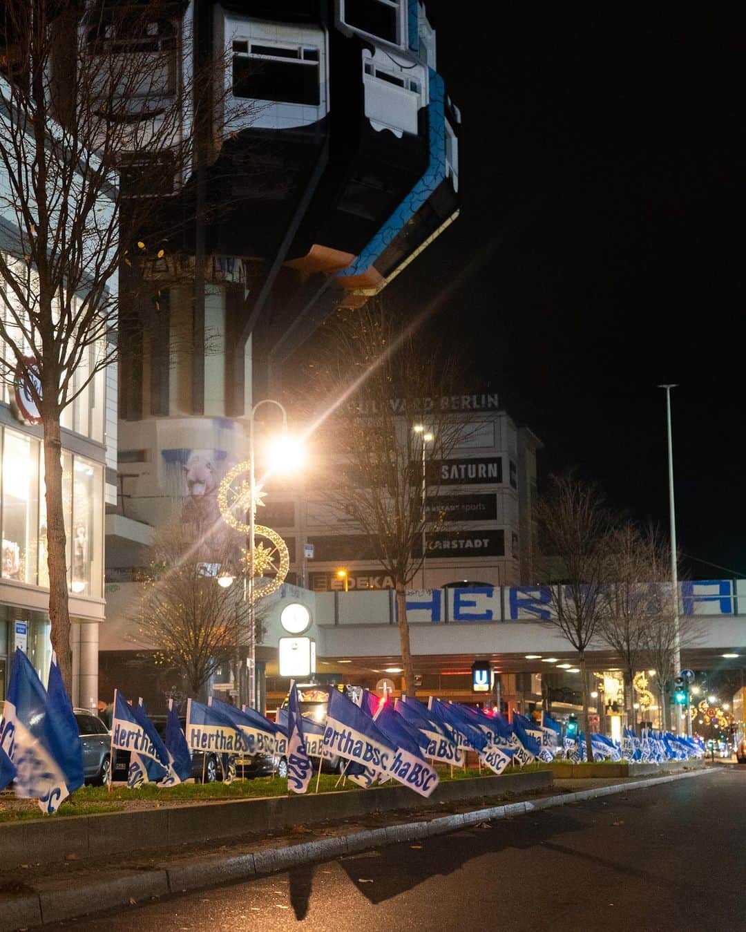 ヘルタ・ベルリンさんのインスタグラム写真 - (ヘルタ・ベルリンInstagram)「"Wo die Fahnen Blau-Weiß weh'n!" . . #Fahnenmeer #spreeathenlebtblauweiß #HaHoHe #herthabsc」12月1日 17時19分 - herthabsc