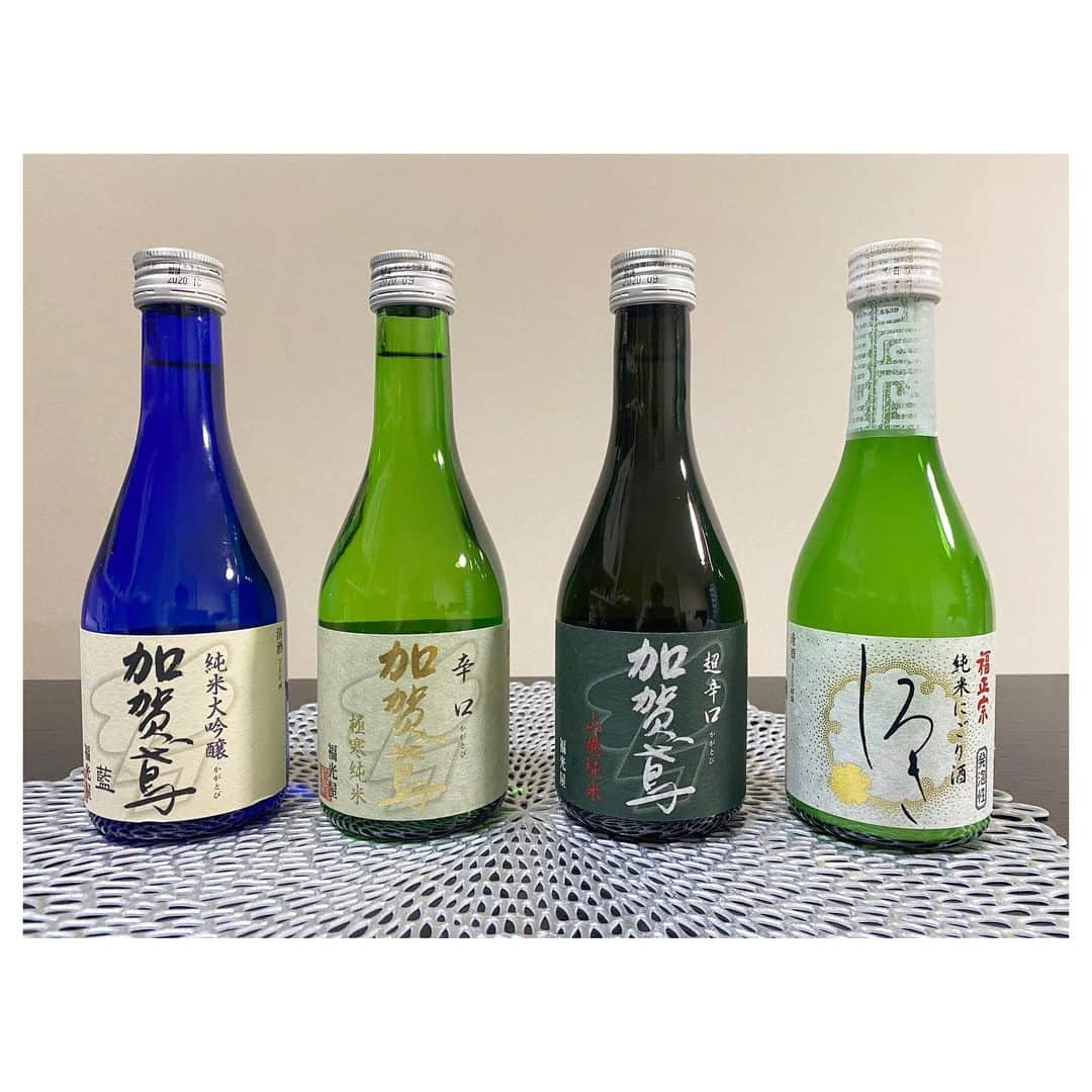 香山ひとみのインスタグラム：「先日、 『福光屋 × update! marunouchi for workers のスペシャルコラボイベント 「日本酒と発酵食のオンラインイベント」』にて、MCをさせて頂きました😊🎤🍶 . 金沢で最も長い歴史を持つ酒蔵「福光屋」。1625年に創業。 今年でなんと...395年になります😳！ 現在では日本酒づくりだけではなく、酒粕や麹を使った発酵食や、 米の持つ美容成分や醗酵の力を使って作られる化粧品の開発など、 多岐にわたり展開。 福光屋の講師のお二人話していると「発酵愛」がたくさん滲み出ていて、ものすごく楽しく勉強になりました🤤❣️ . 「加賀鳶　藍」で乾杯をしセミナースタート。 軽やかで爽やかな味わいで、香り高く飲みやすい🍶 女性や外国の方へのお土産などでも人気なんだそう！納得😆✨ その後も、 日本酒について、 それに合う発酵食やおつまみレシピ（酒粕を使ったレシピ。これまた最高だった。今週末作ります😆！）を教えて頂き、 最後は参加者の方との日本酒クイズで幕を閉じました🎶 . こだわり抜いたお米と、美しい水で作られる日本酒。 そこに、得意な香りや味わいなど それぞれの性格・特徴を持った生きた麹を掛け合わせて、 科学のように繊細に計算されて生まれる一本は、 紛れもなく「職人技」。 日本酒の奥深さに、ほんの少しながら触れることができ、 お猪口一杯の旨味と重みをより大切にしたいと思える時間となりました。 .  福光屋さま、 update! marunouchi for workersの三菱地所さま、 そしてご参加いただいた皆さま、 本当にありがとうございました😊。 . . また、最後に、オンラインセミナーについても。 コロナ禍で急速に進み、私も定期的に司会をしていますが、 改めて「良いな」を実感しています。 参加者の方の反応を直接見ることはできないものの、 画面越しからいただける反応や相槌、チャット機能でのやり取りなどは、とても楽しい。 対面のイベントの持つ臨場感も温度感も大好きですが、 オンラインだからこその良い距離感でうまれるアットホームさも感じるし、参加者の方が好きな場所で好きな格好で、リラックスして楽しめることは、大きな魅力の一つだと、つくづく思いました😊 . また引き続きこちらもスキルアップしていきたいです💪❣️ . . #オンラインイベント #オンラインセミナー #オンライン司会 #司会業 #MC , #福光屋　#加賀鳶　#日本酒　#発酵食　#麹 #updatemarunouchiforworkers #updatemarunouchi #三菱地所　#fukumitsuya #kagatobi #sake #🍶」