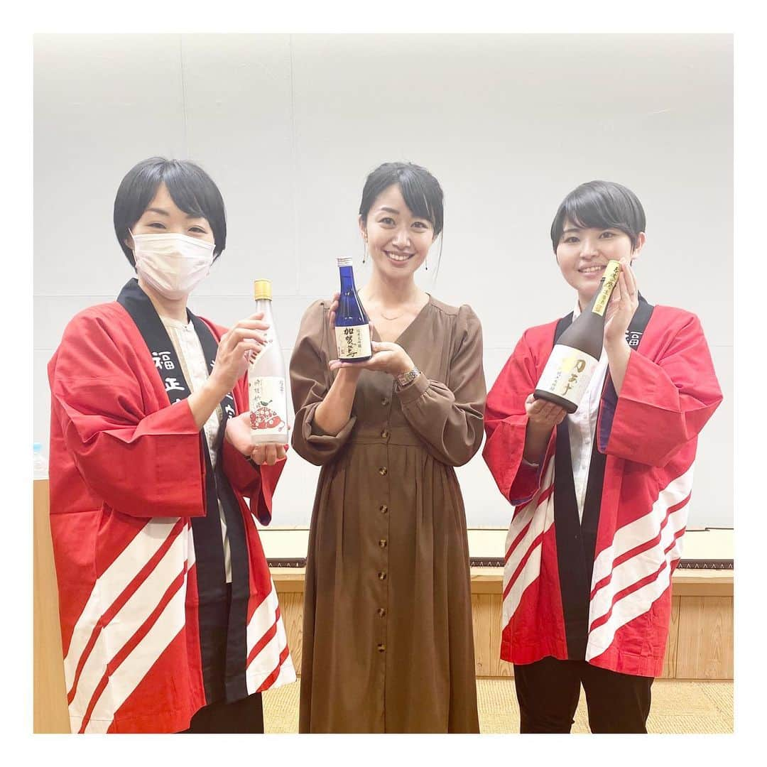 香山ひとみさんのインスタグラム写真 - (香山ひとみInstagram)「先日、 『福光屋 × update! marunouchi for workers のスペシャルコラボイベント 「日本酒と発酵食のオンラインイベント」』にて、MCをさせて頂きました😊🎤🍶 . 金沢で最も長い歴史を持つ酒蔵「福光屋」。1625年に創業。 今年でなんと...395年になります😳！ 現在では日本酒づくりだけではなく、酒粕や麹を使った発酵食や、 米の持つ美容成分や醗酵の力を使って作られる化粧品の開発など、 多岐にわたり展開。 福光屋の講師のお二人話していると「発酵愛」がたくさん滲み出ていて、ものすごく楽しく勉強になりました🤤❣️ . 「加賀鳶　藍」で乾杯をしセミナースタート。 軽やかで爽やかな味わいで、香り高く飲みやすい🍶 女性や外国の方へのお土産などでも人気なんだそう！納得😆✨ その後も、 日本酒について、 それに合う発酵食やおつまみレシピ（酒粕を使ったレシピ。これまた最高だった。今週末作ります😆！）を教えて頂き、 最後は参加者の方との日本酒クイズで幕を閉じました🎶 . こだわり抜いたお米と、美しい水で作られる日本酒。 そこに、得意な香りや味わいなど それぞれの性格・特徴を持った生きた麹を掛け合わせて、 科学のように繊細に計算されて生まれる一本は、 紛れもなく「職人技」。 日本酒の奥深さに、ほんの少しながら触れることができ、 お猪口一杯の旨味と重みをより大切にしたいと思える時間となりました。 .  福光屋さま、 update! marunouchi for workersの三菱地所さま、 そしてご参加いただいた皆さま、 本当にありがとうございました😊。 . . また、最後に、オンラインセミナーについても。 コロナ禍で急速に進み、私も定期的に司会をしていますが、 改めて「良いな」を実感しています。 参加者の方の反応を直接見ることはできないものの、 画面越しからいただける反応や相槌、チャット機能でのやり取りなどは、とても楽しい。 対面のイベントの持つ臨場感も温度感も大好きですが、 オンラインだからこその良い距離感でうまれるアットホームさも感じるし、参加者の方が好きな場所で好きな格好で、リラックスして楽しめることは、大きな魅力の一つだと、つくづく思いました😊 . また引き続きこちらもスキルアップしていきたいです💪❣️ . . #オンラインイベント #オンラインセミナー #オンライン司会 #司会業 #MC , #福光屋　#加賀鳶　#日本酒　#発酵食　#麹 #updatemarunouchiforworkers #updatemarunouchi #三菱地所　#fukumitsuya #kagatobi #sake #🍶」12月1日 17時19分 - hitomi.k24