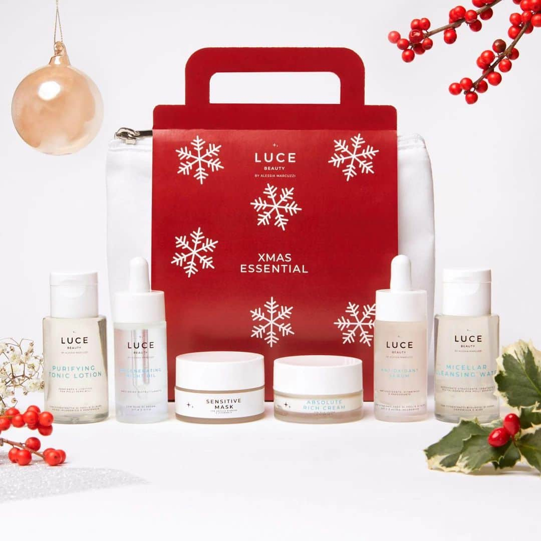 Alessia Marcuzziさんのインスタグラム写真 - (Alessia MarcuzziInstagram)「Oggi esce il mio Essential Kit - Christmas Edition ! Un beauty case che racchiude una selezione di prodotti Luce Beauty in taglia petite, in un packaging pratico e funzionale, per averli sempre con se’. Abbiamo selezionato una serie di trattamenti essenziali, che in sinergia potenziano ancora di più il loro effetto. Spero che questa idea vi piaccia e che magari questo Essential Kit possa ritagliarsi un posto sotto l' albero di qualcuno di essenziale per voi. ❤️🎄 Solo su www.lucebeauty.it oppure fai link in bio #iosonoluce」12月1日 17時20分 - alessiamarcuzzi