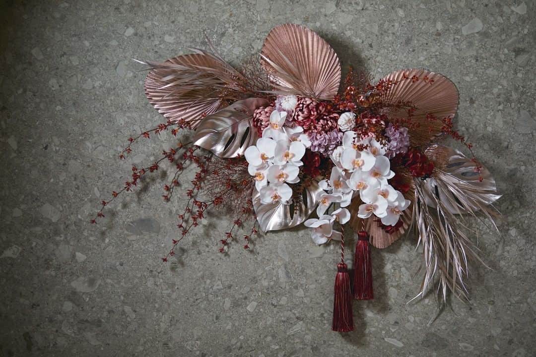 東京堂アーティフィシャルフラワーMAGIQのインスタグラム：「・ 【アーティフィシャルで季節を迎える】 ～Ｗinter Color Flower＊New Year (ウィンターカラーフラワー＊新春）～ ・ 『きらり花 －Kirarika－』 きらりと輝く枝や葉を和花とアレンジ。伝統とモダンが融合した、いつもと違う新春を迎えてみませんか🌟 ・ FJ1806-2　メタリカファンパーム FX8186-19　グロリアモンステラ FJ4020-50　ゴールド笹枝 FJ5425-7　舞妓ファレノ FM3036-42　みやび小花枝 FW43414　マリアファレノプシス FJ633　金朱さんご枝 FM4140-52　月光の菊ピック FM272-37　グレイスマムピック FM25048-42　アリスハイドレンジア FJ1049-3　ブライトユーカリツイッグ XJ3908-3　華やぎタッセル  ・ 【You Tube TOKYODO公式チャンネル】 見て学べて役立つ、お花に関する動画満載❗️ 👇👇👇 https://m.youtube.com/channel/UCyD95_Gb0wQhvTRm9FDJnsQ ✳️【チャンネル登録】お願いします🙇‍♀️ Please subscribe to my channel ❗️ 请注册 ❗️ 채널 등록 고마워요 😁 ・  #MAGIQ #MAGIQのある暮らし #TOKYODO #東京堂 #アーティフィシャルフラワー #アーティフィシャル #アートフラワー #造花  #フェイクフラワー  #フェイクグリーン #花 #花のある暮らし #花のある生活 #花好きな人と繋がりたい #花を飾る #インテリア #インテリアフラワー  #フラワーデザイン #フラワーアレンジメント #フラワーアレンジ #アレンジメント #artificial #artificialflower #flowerofinstagram #flowersoninstagram #花藝 #꽃스타그램 #조화  #新春 #初春」