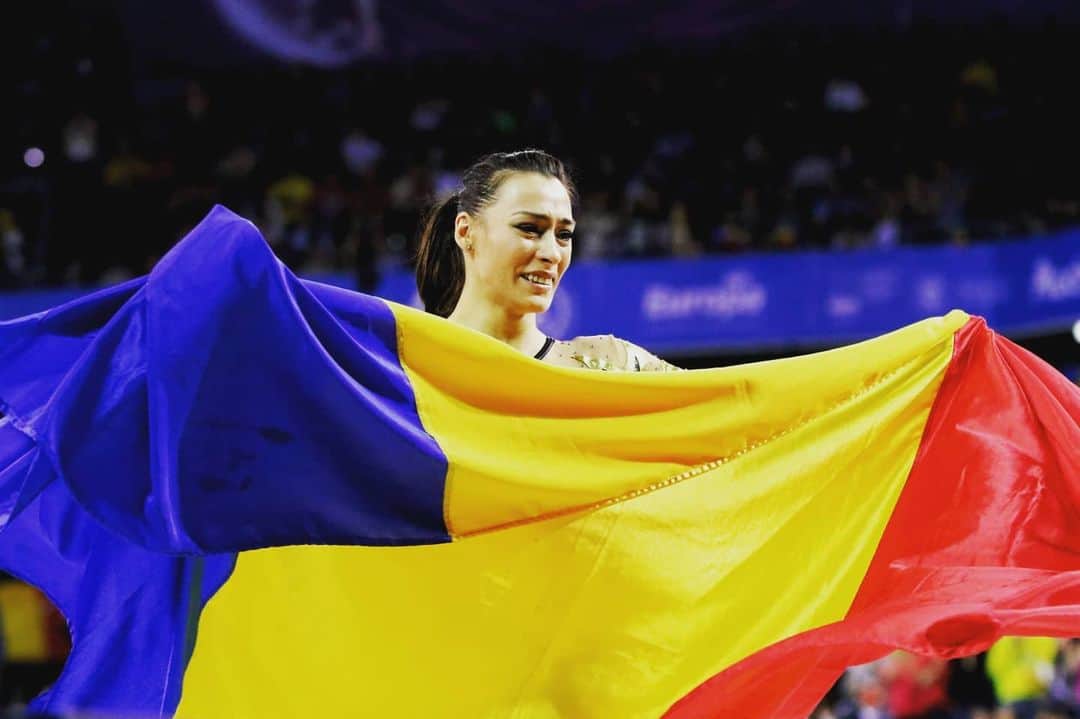 カタリナ・ポノルのインスタグラム：「La multi ani Romania! 🇹🇩💙💛❤️」