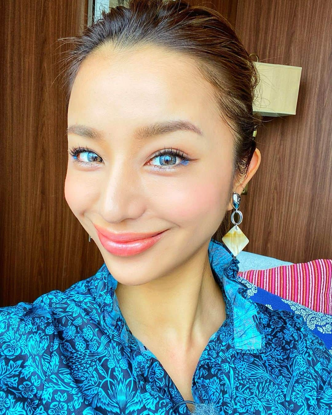 高橋メアリージュンさんのインスタグラム写真 - (高橋メアリージュンInstagram)「Blue mascara💙 #メアメイク #bluemascara  #下マスカラ」12月1日 17時25分 - maryjuntakahashi