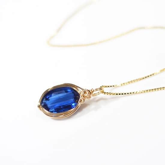 のインスタグラム：「#カイヤナイト　#kyanite  #天然石 #ルース #ジュエリー #ワイヤーラップ #原石 #アクセ #アクセサリー #天然石アクセサリー #gemstones #crystals #wire #wirewrapped #wireworks #jewelry #gems #ジェム #ストーン #stone #💎 #鉱物 #ミネラル #鉱石」