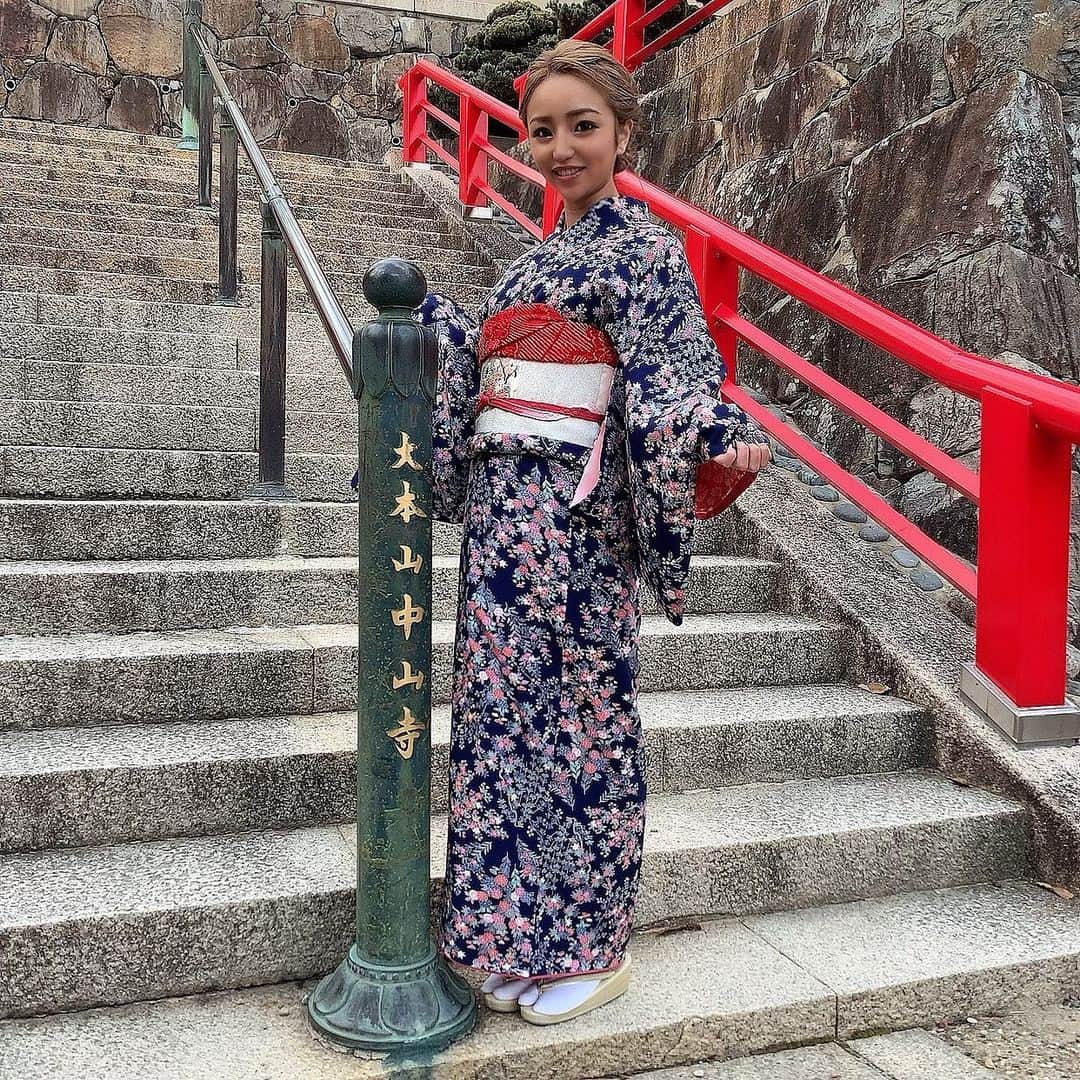 MII MAMAのインスタグラム：「. . . 成人式ぶりの着物👘💕 . おばあちゃんに着せてもらったよ🎶 朝からありがとう🥺💓 . せっかくなので @kary.kmrm も一緒に😆✨ . 着物大好きなおばあちゃん👵🏽💓 おばあちゃんの着物が無駄にならないように これからちょこちょこ着れたらいいなぁ☺️ . 次はるーきーの卒園式かな👘✨ ------------------------------------------ 🔎White Style mi mama 良かったらチャンネル登録お願いします🙇🏽‍♀️ #YouTube#ユーチューバー#主婦ユーチューバー#MIIMAMA##チャンネル登録お願いします#2児ママ#年子ママ#ホワイトインテリア#モノトーンインテリア#シンプルな暮らし#収納#ホワイト収納#イチナナ#イチナナライバー#専属ライバー#主婦ライバー」