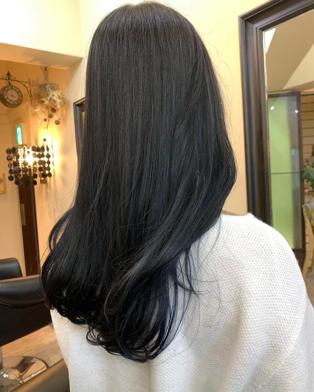 大矢ひな（ヒナ）のインスタグラム：「暗くした🥰がっつりイメチェン🥰 表面暗いグレー インナーカラーブルージュ🦋 多分そんな感じ笑 トリートメントもしてトゥルトゥル💗 ． ． ． #ヘアカラー#インナーカラー #ブルージュ#ダークグレー #イメチェン#前髪カット#前髪女子」
