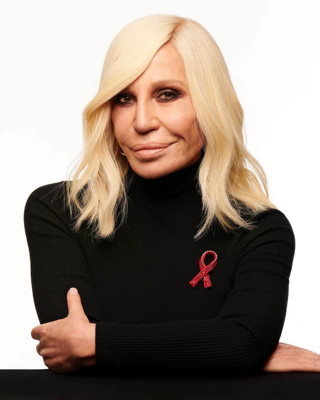 ドナテラ・ヴェルサーチさんのインスタグラム写真 - (ドナテラ・ヴェルサーチInstagram)「I’m proud to be a patron of the Elton John AIDS Foundation. Our aim is to end the HIV epidemic. Today is World AIDS Day, please join me in supporting this cause however you can. Thank you! Donatella 😘♥️ @ejaf @eltonjohn @davidfurnish #worldaidsday #hiv」12月1日 17時28分 - donatella_versace
