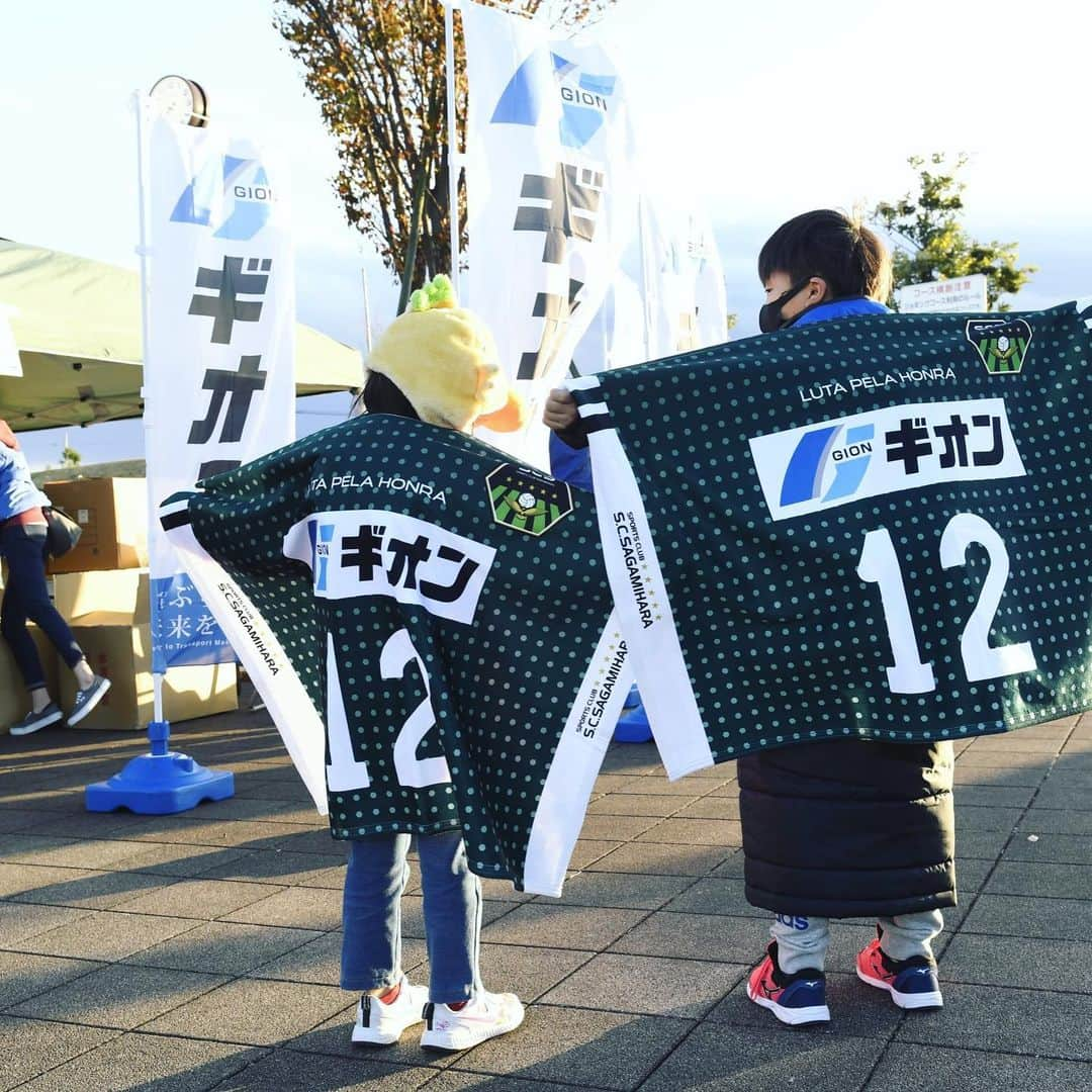 SC相模原さんのインスタグラム写真 - (SC相模原Instagram)「🚛ギオン×SC相模原⚽️ 沢山のサポーターの方がインスタにブランケットの写真を投稿してくださいました☺️🙏✨ ありがとうございます📷  みんなで #GOTOJ2 !!✨✨  ⏩NEXT HOME GAME 🗓12月9日（水） 🕕18:00kickoff 🆚#アスルクラロ沼津  👑ホーム最終戦 🗓12月13日（日） 🕑13:00kickoff 🆚#ブラウブリッツ秋田  #SC相模原#jleague#jリーグ」12月1日 17時29分 - s.c.sagamihara_players