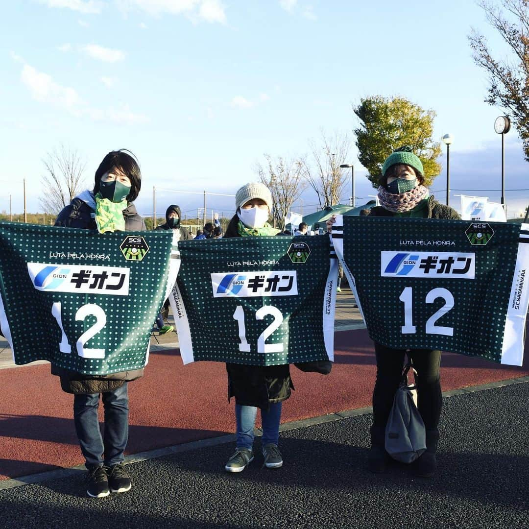 SC相模原さんのインスタグラム写真 - (SC相模原Instagram)「🚛ギオン×SC相模原⚽️ 沢山のサポーターの方がインスタにブランケットの写真を投稿してくださいました☺️🙏✨ ありがとうございます📷  みんなで #GOTOJ2 !!✨✨  ⏩NEXT HOME GAME 🗓12月9日（水） 🕕18:00kickoff 🆚#アスルクラロ沼津  👑ホーム最終戦 🗓12月13日（日） 🕑13:00kickoff 🆚#ブラウブリッツ秋田  #SC相模原#jleague#jリーグ」12月1日 17時29分 - s.c.sagamihara_players