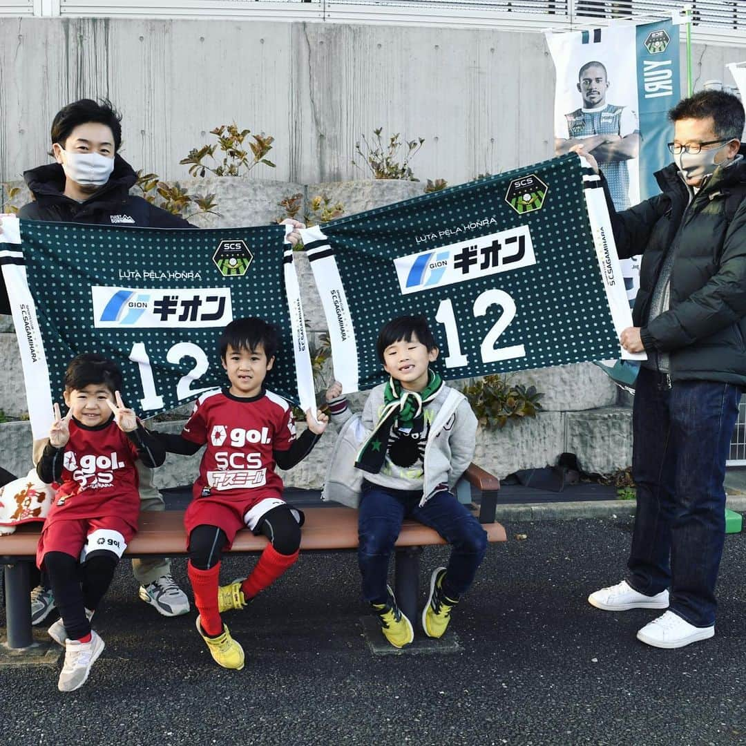 SC相模原さんのインスタグラム写真 - (SC相模原Instagram)「🚛ギオン×SC相模原⚽️ 沢山のサポーターの方がインスタにブランケットの写真を投稿してくださいました☺️🙏✨ ありがとうございます📷  みんなで #GOTOJ2 !!✨✨  ⏩NEXT HOME GAME 🗓12月9日（水） 🕕18:00kickoff 🆚#アスルクラロ沼津  👑ホーム最終戦 🗓12月13日（日） 🕑13:00kickoff 🆚#ブラウブリッツ秋田  #SC相模原#jleague#jリーグ」12月1日 17時29分 - s.c.sagamihara_players