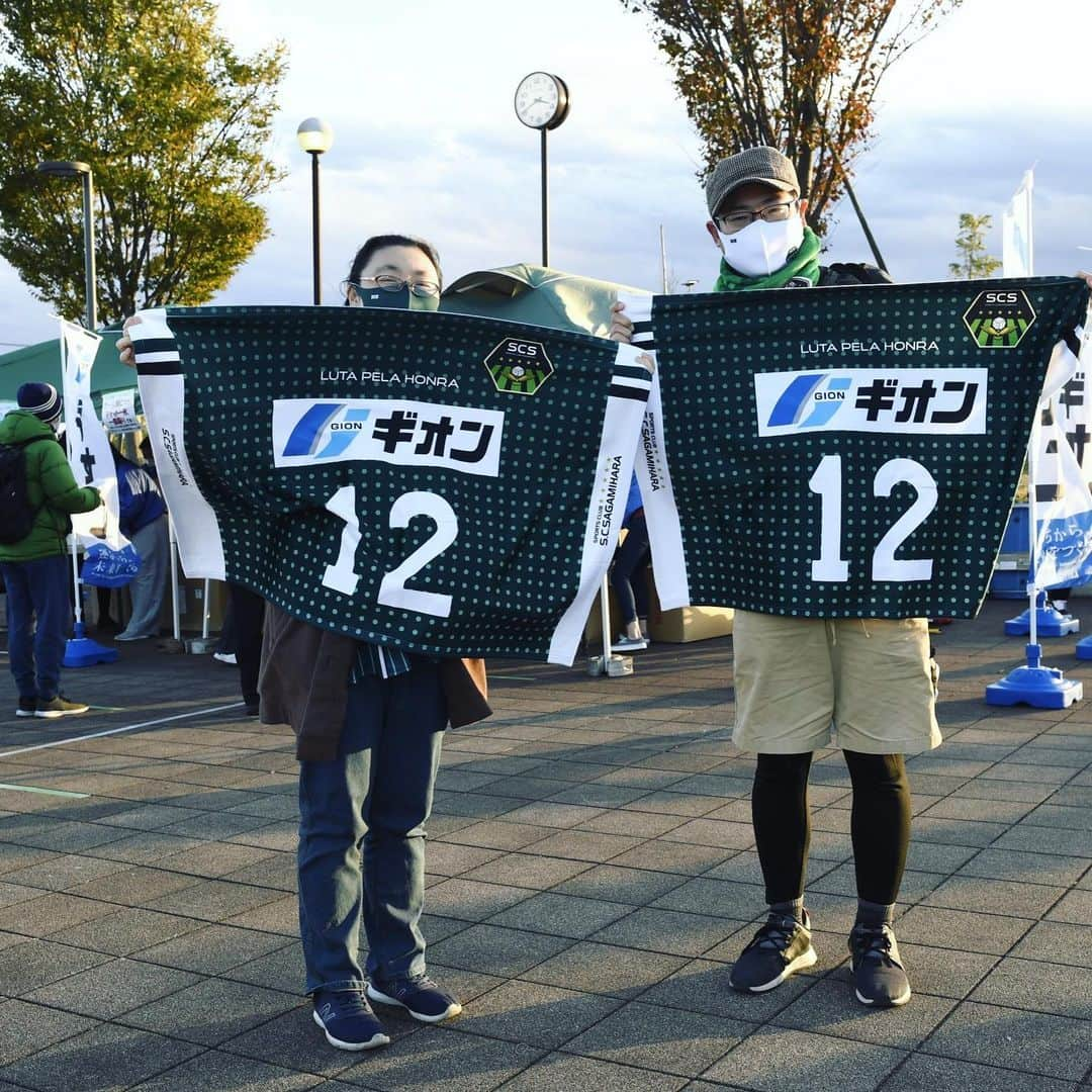 SC相模原さんのインスタグラム写真 - (SC相模原Instagram)「🚛ギオン×SC相模原⚽️ 沢山のサポーターの方がインスタにブランケットの写真を投稿してくださいました☺️🙏✨ ありがとうございます📷  みんなで #GOTOJ2 !!✨✨  ⏩NEXT HOME GAME 🗓12月9日（水） 🕕18:00kickoff 🆚#アスルクラロ沼津  👑ホーム最終戦 🗓12月13日（日） 🕑13:00kickoff 🆚#ブラウブリッツ秋田  #SC相模原#jleague#jリーグ」12月1日 17時29分 - s.c.sagamihara_players