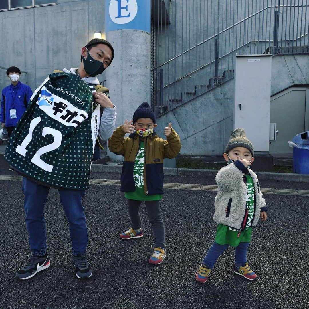 SC相模原さんのインスタグラム写真 - (SC相模原Instagram)「🚛ギオン×SC相模原⚽️ 沢山のサポーターの方がインスタにブランケットの写真を投稿してくださいました☺️🙏✨ ありがとうございます📷  みんなで #GOTOJ2 !!✨✨  ⏩NEXT HOME GAME 🗓12月9日（水） 🕕18:00kickoff 🆚#アスルクラロ沼津  👑ホーム最終戦 🗓12月13日（日） 🕑13:00kickoff 🆚#ブラウブリッツ秋田  #SC相模原#jleague#jリーグ」12月1日 17時29分 - s.c.sagamihara_players