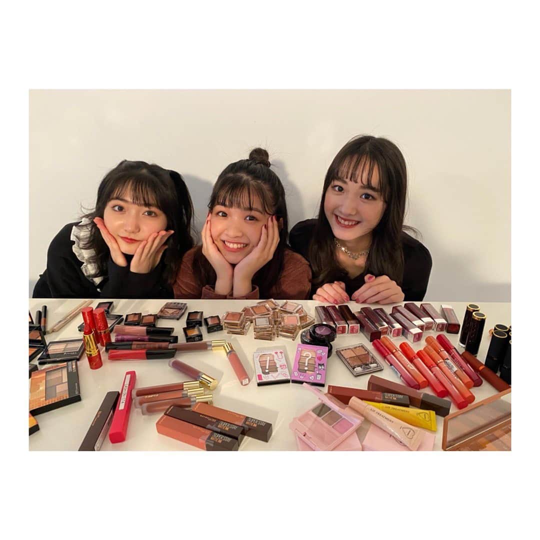 のインスタグラム：「・ ニコラ1月号が発売されました！ 今月号では、。 「こはるの部屋」という企画をさせて頂きました！  沢山の新作コスメを試して、その中から選んだコスメで3パターンのメイクを紹介してます🌼 ずっとやりたかった企画なので、実現出来ることがとても嬉しいです…♡  その他もたくさんの企画に出させていただいてます！ オフショ待っててね~~  今月号もよろしくお願い致します☺︎」