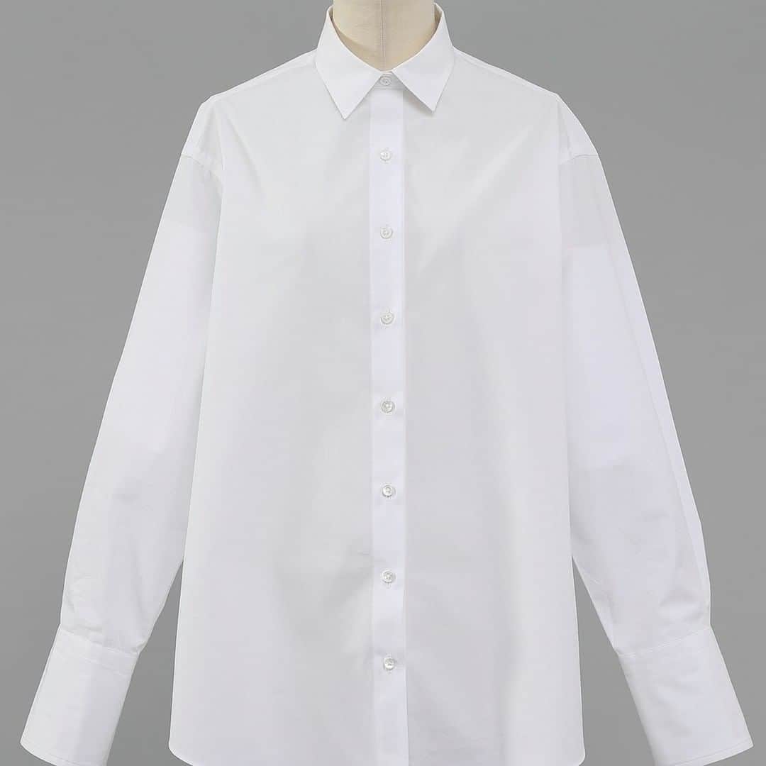 Factelier(ファクトリエ)さんのインスタグラム写真 - (Factelier(ファクトリエ)Instagram)「【高級感で差がつく。美シルエットなドレスシャツ】  清潔感ときちんと感を演出してくれるシャツは必要不可欠な存在。  このシャツは大切なビジネスの場面でもプライベートでも、どんなシーンでも自信を持って着ることができる"最高に美しいシャツ"です。  生地のクオリティは、印象に直結する大事な要素。 選んだのは世界的に名を馳せる、英国の生地メーカー「トーマスメイソン」の細番手(=細い糸)のコットンです。  1796年に設立したトーマスメイソンは、英国王室御用達として知られるほど高い品質を誇っています。  シャツの生地はオックスフォードやシャンブレーなどさまざまな種類がありますが、今回のシャツは定番とも言える「ブロード」。 100番手の糸を高密度に平織りしてあり、滑らかで上品な光沢感があります。  ブロードは洗濯しても生地がへたりにくく、耐久性があるのも魅力です。  シルエットは体のラインをカバーするオーバーサイズに仕上げました。 この生地にややコシがあるので、体に馴染みすぎず立体感なフォルムを作ってくれます。  ドレスシャツを得意とする「荻田縫製研究所」らしく、細部の縫製仕様までこだわりました。 ステッチの細やかさは是非とも注目していただきたいポイントです。  もう一つ注目していただきたいのが白シャツに知的なムードを加えている"長めの"カフス。  長いまま袖を少したくしあげてもいいですし、少し折り返してアクセントにしていただくのも素敵。 折り幅も自由に楽しめます。  袖をまくったときのボリューム感によって腕の細さが際立ち、スマートな印象を演出してくれます。  生地、シルエット、デザイン、すべてにこだわった白シャツです。 是非お手にとってみてくださいませ。  ー語れるもので日々を豊かにー ファクトリエはメイドインジャパンの工場直結ファッションブランドです。 職人の情熱と最高の技術がつまった、人に語りたくなるものを長く大切に使ってもらいたい、そんな想いと共に語れる本物をお届けします。  ⇓アカウントはこちら⇓ @factelier . . #ファクトリエ　#factelier	#メイドインジャパン	#ベーシック	#ベーシックコーデ	#シンプルファッション	#シンプルコーディネート	#大人コーディネート	#大人ファッション	#大人スタイル	#大人カジュアルスタイル	#きれいめファッション	#きれいめカジュアル	#きれいめスタイル	　#白シャツ	#白シャツコーデ	#白シャツ好き　#トーマスメイソン	#thomasmason	#シャツ好き	#シャツスタイル	#ドレスシャツ	#シャツコーデ　#着心地抜群	#着回しアイテム	#肌触り抜群	#肌触り最高	#良いものを長く	#クラフトマンシップ	#語れるもので日々を豊かに」12月1日 17時32分 - factelier