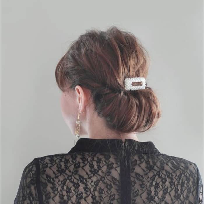 モッズ・ヘア スタイリングツールさんのインスタグラム写真 - (モッズ・ヘア スタイリングツールInstagram)「．⁣ 【HAIR TUTORIAL】⁣ ⁣ ホリデイシーズンのお出かけヘアアレンジ#1 「憧れギブソンタックの簡単アレンジ」⁣ ⁣ ▷クリスマスにオススメ、女性らしさを引き立てるギブソンタック⁣ ⁣ step1: しっかりカールがでるように、髪全体を根元から25mm程度のヘアアイロンで巻き、柔らかいテクスチャーのワックスをもみ込んでおく。⁣ ⁣ step2: 両サイド、耳上から少量の毛束をとり、襟足のあたりでひとつにまとめてゴムでむすび、くるりんぱをする。その下からも少量の毛束をとり、おなじようにゴムでむすんで、くるりんぱをする。⁣ ⁣ step3: のこりの髪を、4つの毛束に分ける。⁣ ⁣ step4:両端の毛束から、２で作ったくるりんぱの上から下に通して巻き込んでいく。ロングの場合は、毛先が残らなくなるまで何回か巻き込み、巻き込み終わったら上から下に向かってピンをさして固定する。両端が終わったら、真ん中の2つの毛束も同様に巻き込んでピンで固定する。⁣ ⁣ step5: ピンを手で押さえながら、トップの毛束を少しずつつまんで引き出し、ボリュームをだす。⁣ ⁣ step6: アクセサリーをつけ、前髪を整えたら完成。⁣ ⁣ ⁣ pick up tool:⁣ 差し込んで、回転させるだけ。⁣ 独自のノークリップ構造カールアイロン「ADVANCED SMART EASY CURL（MHI-2584-W / MHI-2584-K）」。⁣ ナチュラルカールや毛先のワンカールにも。⁣ ⁣ ⁣ hair: NANAMI EDA/ mod's hair IKEBUKURO⁣ makeup: HARUKA MIYASHITA/mod's hair FUTAKOTAMAGAWA⁣ ⁣ ⁣ ▷過去のアーカイブは @mods_hair_stylingtools プロフィールURL→MENU→STYLE GALLERYから⁣ ⁣ ⁣ #MHI2584W #MHI2584K⁣ ⁣ #modshair #モッズヘア ⁣ #modshairstylingtools #モッズヘアスタイリングツール ⁣ #サロンクオリティ ⁣ ⁣ #ヘアアイロン #イージーカール⁣ ⁣ #hair #hairstyle #hairmake #ヘア #ヘアスタイル ⁣ #ヘアメイク #ヘアアレンジ #簡単ヘアアレンジ ⁣ #ヘアセット #セルフヘアアレンジ⁣ ⁣ #springsummer #autumnwinter #フォーマル #パーティー ⁣ #お呼ばれ #カール #アップ #シンプル #シニヨン #綺麗め」12月1日 17時32分 - mods_hair_stylingtools