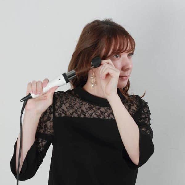 モッズ・ヘア スタイリングツールさんのインスタグラム写真 - (モッズ・ヘア スタイリングツールInstagram)「．⁣ 【HAIR TUTORIAL】⁣ ⁣ ホリデイシーズンのお出かけヘアアレンジ#1 「憧れギブソンタックの簡単アレンジ」⁣ ⁣ ▷クリスマスにオススメ、女性らしさを引き立てるギブソンタック⁣ ⁣ step1: しっかりカールがでるように、髪全体を根元から25mm程度のヘアアイロンで巻き、柔らかいテクスチャーのワックスをもみ込んでおく。⁣ ⁣ step2: 両サイド、耳上から少量の毛束をとり、襟足のあたりでひとつにまとめてゴムでむすび、くるりんぱをする。その下からも少量の毛束をとり、おなじようにゴムでむすんで、くるりんぱをする。⁣ ⁣ step3: のこりの髪を、4つの毛束に分ける。⁣ ⁣ step4:両端の毛束から、２で作ったくるりんぱの上から下に通して巻き込んでいく。ロングの場合は、毛先が残らなくなるまで何回か巻き込み、巻き込み終わったら上から下に向かってピンをさして固定する。両端が終わったら、真ん中の2つの毛束も同様に巻き込んでピンで固定する。⁣ ⁣ step5: ピンを手で押さえながら、トップの毛束を少しずつつまんで引き出し、ボリュームをだす。⁣ ⁣ step6: アクセサリーをつけ、前髪を整えたら完成。⁣ ⁣ ⁣ pick up tool:⁣ 差し込んで、回転させるだけ。⁣ 独自のノークリップ構造カールアイロン「ADVANCED SMART EASY CURL（MHI-2584-W / MHI-2584-K）」。⁣ ナチュラルカールや毛先のワンカールにも。⁣ ⁣ ⁣ hair: NANAMI EDA/ mod's hair IKEBUKURO⁣ makeup: HARUKA MIYASHITA/mod's hair FUTAKOTAMAGAWA⁣ ⁣ ⁣ ▷過去のアーカイブは @mods_hair_stylingtools プロフィールURL→MENU→STYLE GALLERYから⁣ ⁣ ⁣ #MHI2584W #MHI2584K⁣ ⁣ #modshair #モッズヘア ⁣ #modshairstylingtools #モッズヘアスタイリングツール ⁣ #サロンクオリティ ⁣ ⁣ #ヘアアイロン #イージーカール⁣ ⁣ #hair #hairstyle #hairmake #ヘア #ヘアスタイル ⁣ #ヘアメイク #ヘアアレンジ #簡単ヘアアレンジ ⁣ #ヘアセット #セルフヘアアレンジ⁣ ⁣ #springsummer #autumnwinter #フォーマル #パーティー ⁣ #お呼ばれ #カール #アップ #シンプル #シニヨン #綺麗め」12月1日 17時32分 - mods_hair_stylingtools