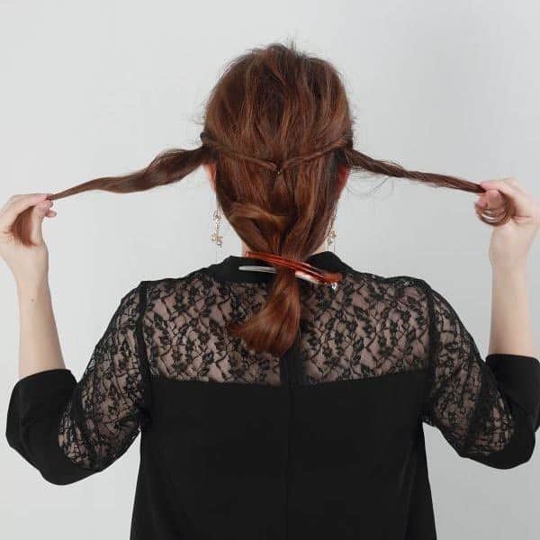 モッズ・ヘア スタイリングツールさんのインスタグラム写真 - (モッズ・ヘア スタイリングツールInstagram)「．⁣ 【HAIR TUTORIAL】⁣ ⁣ ホリデイシーズンのお出かけヘアアレンジ#1 「憧れギブソンタックの簡単アレンジ」⁣ ⁣ ▷クリスマスにオススメ、女性らしさを引き立てるギブソンタック⁣ ⁣ step1: しっかりカールがでるように、髪全体を根元から25mm程度のヘアアイロンで巻き、柔らかいテクスチャーのワックスをもみ込んでおく。⁣ ⁣ step2: 両サイド、耳上から少量の毛束をとり、襟足のあたりでひとつにまとめてゴムでむすび、くるりんぱをする。その下からも少量の毛束をとり、おなじようにゴムでむすんで、くるりんぱをする。⁣ ⁣ step3: のこりの髪を、4つの毛束に分ける。⁣ ⁣ step4:両端の毛束から、２で作ったくるりんぱの上から下に通して巻き込んでいく。ロングの場合は、毛先が残らなくなるまで何回か巻き込み、巻き込み終わったら上から下に向かってピンをさして固定する。両端が終わったら、真ん中の2つの毛束も同様に巻き込んでピンで固定する。⁣ ⁣ step5: ピンを手で押さえながら、トップの毛束を少しずつつまんで引き出し、ボリュームをだす。⁣ ⁣ step6: アクセサリーをつけ、前髪を整えたら完成。⁣ ⁣ ⁣ pick up tool:⁣ 差し込んで、回転させるだけ。⁣ 独自のノークリップ構造カールアイロン「ADVANCED SMART EASY CURL（MHI-2584-W / MHI-2584-K）」。⁣ ナチュラルカールや毛先のワンカールにも。⁣ ⁣ ⁣ hair: NANAMI EDA/ mod's hair IKEBUKURO⁣ makeup: HARUKA MIYASHITA/mod's hair FUTAKOTAMAGAWA⁣ ⁣ ⁣ ▷過去のアーカイブは @mods_hair_stylingtools プロフィールURL→MENU→STYLE GALLERYから⁣ ⁣ ⁣ #MHI2584W #MHI2584K⁣ ⁣ #modshair #モッズヘア ⁣ #modshairstylingtools #モッズヘアスタイリングツール ⁣ #サロンクオリティ ⁣ ⁣ #ヘアアイロン #イージーカール⁣ ⁣ #hair #hairstyle #hairmake #ヘア #ヘアスタイル ⁣ #ヘアメイク #ヘアアレンジ #簡単ヘアアレンジ ⁣ #ヘアセット #セルフヘアアレンジ⁣ ⁣ #springsummer #autumnwinter #フォーマル #パーティー ⁣ #お呼ばれ #カール #アップ #シンプル #シニヨン #綺麗め」12月1日 17時32分 - mods_hair_stylingtools