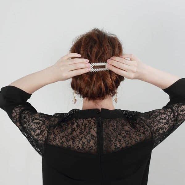 モッズ・ヘア スタイリングツールさんのインスタグラム写真 - (モッズ・ヘア スタイリングツールInstagram)「．⁣ 【HAIR TUTORIAL】⁣ ⁣ ホリデイシーズンのお出かけヘアアレンジ#1 「憧れギブソンタックの簡単アレンジ」⁣ ⁣ ▷クリスマスにオススメ、女性らしさを引き立てるギブソンタック⁣ ⁣ step1: しっかりカールがでるように、髪全体を根元から25mm程度のヘアアイロンで巻き、柔らかいテクスチャーのワックスをもみ込んでおく。⁣ ⁣ step2: 両サイド、耳上から少量の毛束をとり、襟足のあたりでひとつにまとめてゴムでむすび、くるりんぱをする。その下からも少量の毛束をとり、おなじようにゴムでむすんで、くるりんぱをする。⁣ ⁣ step3: のこりの髪を、4つの毛束に分ける。⁣ ⁣ step4:両端の毛束から、２で作ったくるりんぱの上から下に通して巻き込んでいく。ロングの場合は、毛先が残らなくなるまで何回か巻き込み、巻き込み終わったら上から下に向かってピンをさして固定する。両端が終わったら、真ん中の2つの毛束も同様に巻き込んでピンで固定する。⁣ ⁣ step5: ピンを手で押さえながら、トップの毛束を少しずつつまんで引き出し、ボリュームをだす。⁣ ⁣ step6: アクセサリーをつけ、前髪を整えたら完成。⁣ ⁣ ⁣ pick up tool:⁣ 差し込んで、回転させるだけ。⁣ 独自のノークリップ構造カールアイロン「ADVANCED SMART EASY CURL（MHI-2584-W / MHI-2584-K）」。⁣ ナチュラルカールや毛先のワンカールにも。⁣ ⁣ ⁣ hair: NANAMI EDA/ mod's hair IKEBUKURO⁣ makeup: HARUKA MIYASHITA/mod's hair FUTAKOTAMAGAWA⁣ ⁣ ⁣ ▷過去のアーカイブは @mods_hair_stylingtools プロフィールURL→MENU→STYLE GALLERYから⁣ ⁣ ⁣ #MHI2584W #MHI2584K⁣ ⁣ #modshair #モッズヘア ⁣ #modshairstylingtools #モッズヘアスタイリングツール ⁣ #サロンクオリティ ⁣ ⁣ #ヘアアイロン #イージーカール⁣ ⁣ #hair #hairstyle #hairmake #ヘア #ヘアスタイル ⁣ #ヘアメイク #ヘアアレンジ #簡単ヘアアレンジ ⁣ #ヘアセット #セルフヘアアレンジ⁣ ⁣ #springsummer #autumnwinter #フォーマル #パーティー ⁣ #お呼ばれ #カール #アップ #シンプル #シニヨン #綺麗め」12月1日 17時32分 - mods_hair_stylingtools