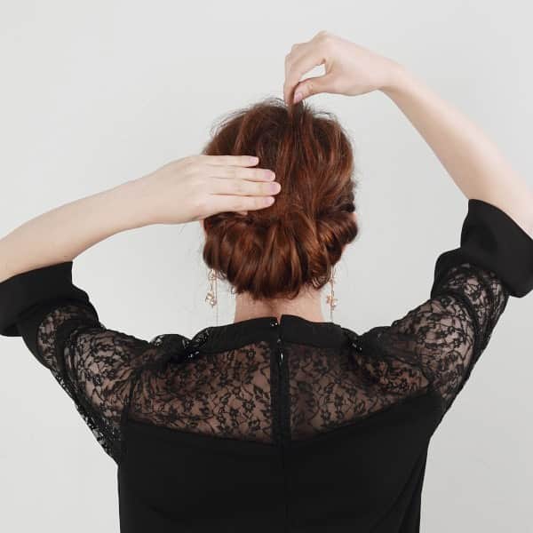 モッズ・ヘア スタイリングツールさんのインスタグラム写真 - (モッズ・ヘア スタイリングツールInstagram)「．⁣ 【HAIR TUTORIAL】⁣ ⁣ ホリデイシーズンのお出かけヘアアレンジ#1 「憧れギブソンタックの簡単アレンジ」⁣ ⁣ ▷クリスマスにオススメ、女性らしさを引き立てるギブソンタック⁣ ⁣ step1: しっかりカールがでるように、髪全体を根元から25mm程度のヘアアイロンで巻き、柔らかいテクスチャーのワックスをもみ込んでおく。⁣ ⁣ step2: 両サイド、耳上から少量の毛束をとり、襟足のあたりでひとつにまとめてゴムでむすび、くるりんぱをする。その下からも少量の毛束をとり、おなじようにゴムでむすんで、くるりんぱをする。⁣ ⁣ step3: のこりの髪を、4つの毛束に分ける。⁣ ⁣ step4:両端の毛束から、２で作ったくるりんぱの上から下に通して巻き込んでいく。ロングの場合は、毛先が残らなくなるまで何回か巻き込み、巻き込み終わったら上から下に向かってピンをさして固定する。両端が終わったら、真ん中の2つの毛束も同様に巻き込んでピンで固定する。⁣ ⁣ step5: ピンを手で押さえながら、トップの毛束を少しずつつまんで引き出し、ボリュームをだす。⁣ ⁣ step6: アクセサリーをつけ、前髪を整えたら完成。⁣ ⁣ ⁣ pick up tool:⁣ 差し込んで、回転させるだけ。⁣ 独自のノークリップ構造カールアイロン「ADVANCED SMART EASY CURL（MHI-2584-W / MHI-2584-K）」。⁣ ナチュラルカールや毛先のワンカールにも。⁣ ⁣ ⁣ hair: NANAMI EDA/ mod's hair IKEBUKURO⁣ makeup: HARUKA MIYASHITA/mod's hair FUTAKOTAMAGAWA⁣ ⁣ ⁣ ▷過去のアーカイブは @mods_hair_stylingtools プロフィールURL→MENU→STYLE GALLERYから⁣ ⁣ ⁣ #MHI2584W #MHI2584K⁣ ⁣ #modshair #モッズヘア ⁣ #modshairstylingtools #モッズヘアスタイリングツール ⁣ #サロンクオリティ ⁣ ⁣ #ヘアアイロン #イージーカール⁣ ⁣ #hair #hairstyle #hairmake #ヘア #ヘアスタイル ⁣ #ヘアメイク #ヘアアレンジ #簡単ヘアアレンジ ⁣ #ヘアセット #セルフヘアアレンジ⁣ ⁣ #springsummer #autumnwinter #フォーマル #パーティー ⁣ #お呼ばれ #カール #アップ #シンプル #シニヨン #綺麗め」12月1日 17時32分 - mods_hair_stylingtools