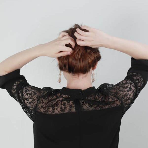 モッズ・ヘア スタイリングツールさんのインスタグラム写真 - (モッズ・ヘア スタイリングツールInstagram)「．⁣ 【HAIR TUTORIAL】⁣ ⁣ ホリデイシーズンのお出かけヘアアレンジ#1 「憧れギブソンタックの簡単アレンジ」⁣ ⁣ ▷クリスマスにオススメ、女性らしさを引き立てるギブソンタック⁣ ⁣ step1: しっかりカールがでるように、髪全体を根元から25mm程度のヘアアイロンで巻き、柔らかいテクスチャーのワックスをもみ込んでおく。⁣ ⁣ step2: 両サイド、耳上から少量の毛束をとり、襟足のあたりでひとつにまとめてゴムでむすび、くるりんぱをする。その下からも少量の毛束をとり、おなじようにゴムでむすんで、くるりんぱをする。⁣ ⁣ step3: のこりの髪を、4つの毛束に分ける。⁣ ⁣ step4:両端の毛束から、２で作ったくるりんぱの上から下に通して巻き込んでいく。ロングの場合は、毛先が残らなくなるまで何回か巻き込み、巻き込み終わったら上から下に向かってピンをさして固定する。両端が終わったら、真ん中の2つの毛束も同様に巻き込んでピンで固定する。⁣ ⁣ step5: ピンを手で押さえながら、トップの毛束を少しずつつまんで引き出し、ボリュームをだす。⁣ ⁣ step6: アクセサリーをつけ、前髪を整えたら完成。⁣ ⁣ ⁣ pick up tool:⁣ 差し込んで、回転させるだけ。⁣ 独自のノークリップ構造カールアイロン「ADVANCED SMART EASY CURL（MHI-2584-W / MHI-2584-K）」。⁣ ナチュラルカールや毛先のワンカールにも。⁣ ⁣ ⁣ hair: NANAMI EDA/ mod's hair IKEBUKURO⁣ makeup: HARUKA MIYASHITA/mod's hair FUTAKOTAMAGAWA⁣ ⁣ ⁣ ▷過去のアーカイブは @mods_hair_stylingtools プロフィールURL→MENU→STYLE GALLERYから⁣ ⁣ ⁣ #MHI2584W #MHI2584K⁣ ⁣ #modshair #モッズヘア ⁣ #modshairstylingtools #モッズヘアスタイリングツール ⁣ #サロンクオリティ ⁣ ⁣ #ヘアアイロン #イージーカール⁣ ⁣ #hair #hairstyle #hairmake #ヘア #ヘアスタイル ⁣ #ヘアメイク #ヘアアレンジ #簡単ヘアアレンジ ⁣ #ヘアセット #セルフヘアアレンジ⁣ ⁣ #springsummer #autumnwinter #フォーマル #パーティー ⁣ #お呼ばれ #カール #アップ #シンプル #シニヨン #綺麗め」12月1日 17時32分 - mods_hair_stylingtools
