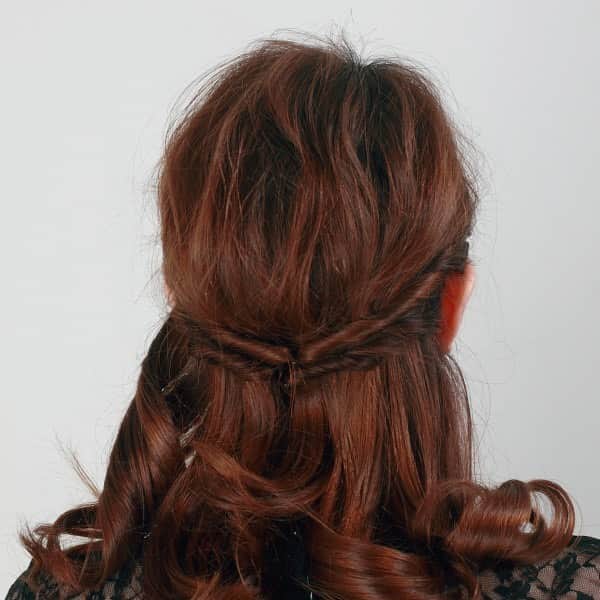 モッズ・ヘア スタイリングツールさんのインスタグラム写真 - (モッズ・ヘア スタイリングツールInstagram)「．⁣ 【HAIR TUTORIAL】⁣ ⁣ ホリデイシーズンのお出かけヘアアレンジ#1 「憧れギブソンタックの簡単アレンジ」⁣ ⁣ ▷クリスマスにオススメ、女性らしさを引き立てるギブソンタック⁣ ⁣ step1: しっかりカールがでるように、髪全体を根元から25mm程度のヘアアイロンで巻き、柔らかいテクスチャーのワックスをもみ込んでおく。⁣ ⁣ step2: 両サイド、耳上から少量の毛束をとり、襟足のあたりでひとつにまとめてゴムでむすび、くるりんぱをする。その下からも少量の毛束をとり、おなじようにゴムでむすんで、くるりんぱをする。⁣ ⁣ step3: のこりの髪を、4つの毛束に分ける。⁣ ⁣ step4:両端の毛束から、２で作ったくるりんぱの上から下に通して巻き込んでいく。ロングの場合は、毛先が残らなくなるまで何回か巻き込み、巻き込み終わったら上から下に向かってピンをさして固定する。両端が終わったら、真ん中の2つの毛束も同様に巻き込んでピンで固定する。⁣ ⁣ step5: ピンを手で押さえながら、トップの毛束を少しずつつまんで引き出し、ボリュームをだす。⁣ ⁣ step6: アクセサリーをつけ、前髪を整えたら完成。⁣ ⁣ ⁣ pick up tool:⁣ 差し込んで、回転させるだけ。⁣ 独自のノークリップ構造カールアイロン「ADVANCED SMART EASY CURL（MHI-2584-W / MHI-2584-K）」。⁣ ナチュラルカールや毛先のワンカールにも。⁣ ⁣ ⁣ hair: NANAMI EDA/ mod's hair IKEBUKURO⁣ makeup: HARUKA MIYASHITA/mod's hair FUTAKOTAMAGAWA⁣ ⁣ ⁣ ▷過去のアーカイブは @mods_hair_stylingtools プロフィールURL→MENU→STYLE GALLERYから⁣ ⁣ ⁣ #MHI2584W #MHI2584K⁣ ⁣ #modshair #モッズヘア ⁣ #modshairstylingtools #モッズヘアスタイリングツール ⁣ #サロンクオリティ ⁣ ⁣ #ヘアアイロン #イージーカール⁣ ⁣ #hair #hairstyle #hairmake #ヘア #ヘアスタイル ⁣ #ヘアメイク #ヘアアレンジ #簡単ヘアアレンジ ⁣ #ヘアセット #セルフヘアアレンジ⁣ ⁣ #springsummer #autumnwinter #フォーマル #パーティー ⁣ #お呼ばれ #カール #アップ #シンプル #シニヨン #綺麗め」12月1日 17時32分 - mods_hair_stylingtools