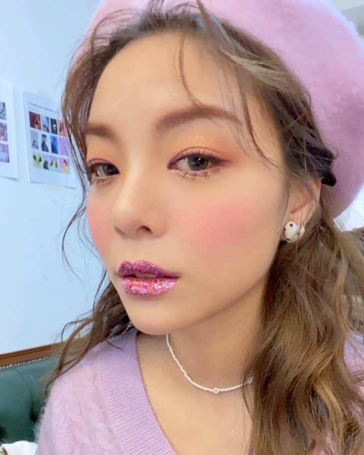 エイリーのインスタグラム：「😉 Makeup: @gil_beauty_  Hair: @aluu_jihyun557」