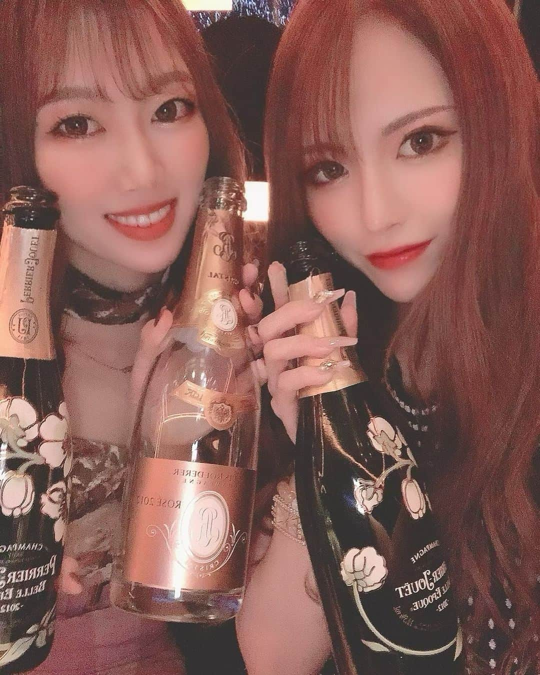 MAKIのインスタグラム：「. ミナとも撮った🍾🤩💗✨  #六本木 #六本木妃翠 #妃翠 #キャバ嬢 #キャバクラ #ラウンジ #クラブ #ニュークラブ #銀座 #新宿 #歌舞伎町 #祇園 #北新地 #ミナミ #錦 #すすきの #シャンパン #クリスタルロゼ #ベルエポック #今日のみな #👩‍❤️‍👩」