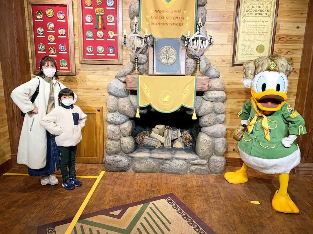新保友映のインスタグラム：「ドナルドに会えたー😍 私がテンション上がりすぎて、ドナルドに、落ち着いてってポーズされました🤣  そして昨日は満月がとてもキレイで、ビッグサンダーマウンテンとのコラボレーションも最高でした🌕  美女と野獣エリアはアトラクションに乗れなくても見る価値あり😍✨  #disney  #disneyland  #tokyodisneyland  #tokyodisneyresort  @tokyodisneyresort_official  #disneygram  #donaldduck  #ドナルドダック #beautyandthebeast  #美女と野獣 #withmyboy #tokyo #goodday」
