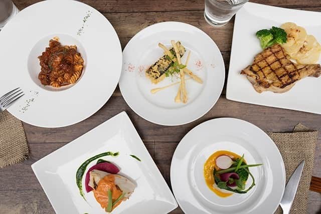 Courtyard by Marriott Tokyoのインスタグラム：「セントラルシティの東京でロマンチックなデートを冬のディナーで演出。 暖かくてカジュアルなレストラン、グッドロケーション、美味しい料理をお探しの場合は、ラヴァロックのウィンターコースはお勧めです！ 夕食後は、東京駅や丸の内の素敵なイルミネーションを楽しんでいただくデートプランはいかがでしょうか？  Enjoy a romantic winter dinner in at the center of Tokyo. Whether you are looking for a warm casual place, convenient location, or delicious food, we have you covered! After dinner you can enjoy the wonderful lights of Tokyo station and Marunouchi to finish your perfect date.  2020 Winter Dinner Course Celebration (12/1-12/31, 24日・25日除く、要予約で2名様より）  12月のコンセプトを祝福として、お酒と共にお召し上がりいただきたいバリエーションに富んだメニューの数々をご用意しました。シェフオリジナルのドレッシングでいただく冬野菜から、真鯛と牛蒡のフリット、ソースが良く絡んだ牛のラグーフジッリ、鱈のグリル、骨付きグリルチキンとジャガイモのクリーム煮、デザートはクラシックショコラ。ご家族やご友人と共にお召し上がりいただきたいメニューに仕上げました。  We have prepared a variety of dishes that is best enjoyed with alcohol on December. Including winter vegetables served with our chef's original dressing, red sea bream and burdock frit, beef ragout fusilli mixed with fond de veau, grilled codfish, grilled chicken with bone and potato boiled in cream, and the perfect dessert to end the night with, classic chocolate. We have created this special menu for you to enjoy with your friends and family during the festive month of December.  ・柚子風味の冬野菜　人参ピュレと共に ・海苔を纏った真鯛と牛蒡のフリット ・牛肉のラグーフジッリ ・鱈のグリル　魚介のトマトクリームソースと春菊のピュレ ・骨付きグリルチキン＆ジャガイモのクリーム煮 ・クラシックショコラ　ベリーソース  ・Yuzu Winter Vegetables with Carrot Puree ・Red Sea Bream and Burdock Frit Covered in Seaweed ・Beef Ragout Fusilli ・Grilled Codfish with Seafood Cream Sauce and Garland Chrysanthemum Puree ・Grilled Chicken with Bones and Potato Boiled in Cream ・Classic Chocolate Berry Sauce  【料金/Price】	￥4,980  2020 Winter Course Premium (12/1-12/31, 24日・25日除く、要予約で2名様より）  ・柚子風味の冬野菜　人参ピュレと共に ・海苔を纏った真鯛と海老のフリット ・帆立貝と甲烏賊のトマトフジッリ ・オマール海老と鱈のグリル　魚介のクリームソースと春菊のピュレ ・黒毛和牛サーロインと冬野菜のグリル　　赤ワインソース ・フォンダンショコラ　バニラアイスとオレンジテュイル　ベリーソース  ・Yuzu Winter Vegetables with Carrot Puree ・Red Sea Bream and Shrimp Frit Covered in Seaweed ・Scallops and Cuttlefish Tomato Fusilli ・Grilled Lobster and Codfish with Seafood Cream Sauce and Garland Chrysanthemum Puree ・Grilled Japanese Black Wagyu Sirloin and Winter Vegetables with Red Wine Sauce ・Fondant Au Chocolat Vanilla Ice Cream and Orange Tuile with Berry Sauce  【料金/Price】	￥7,980」