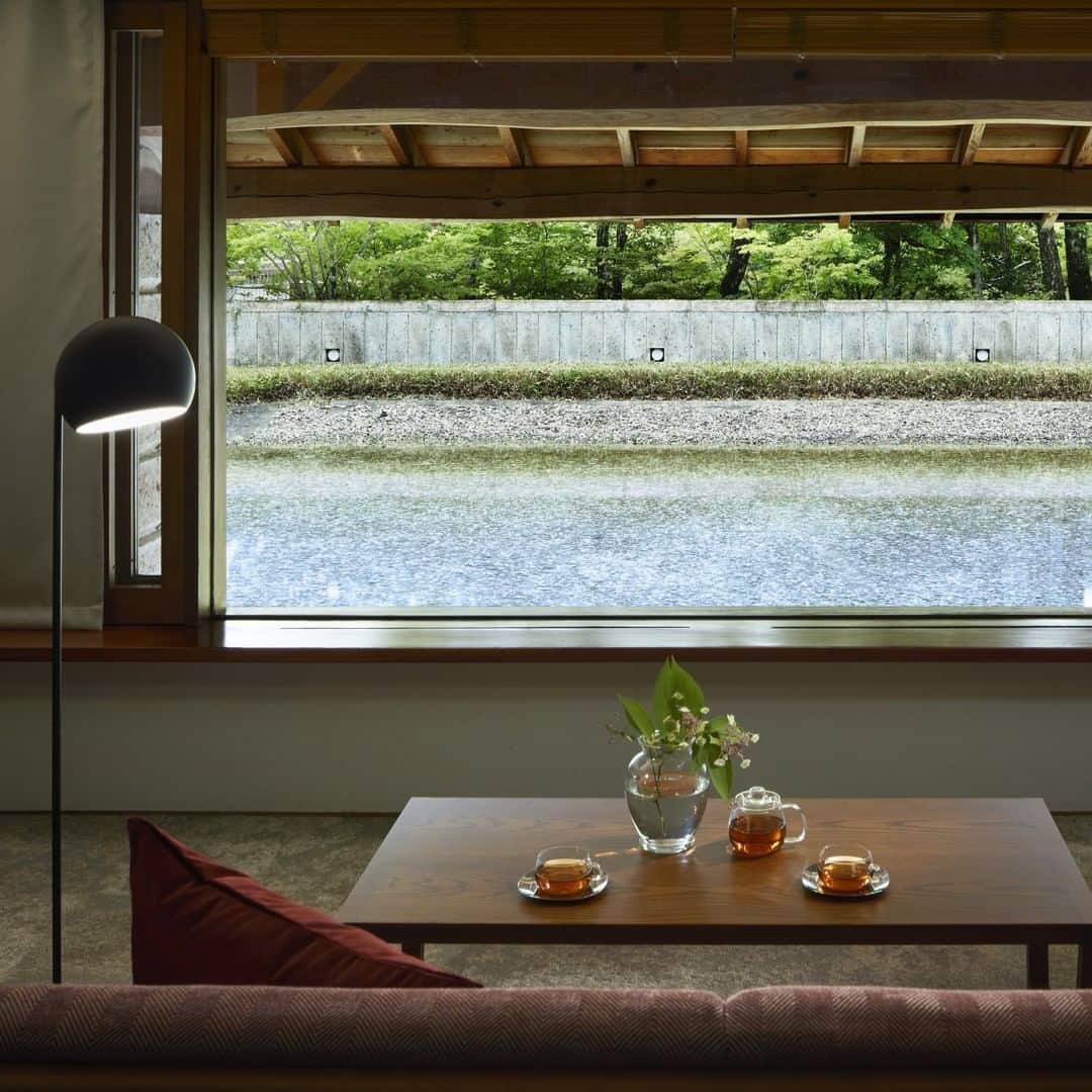 星野リゾートのインスタグラム：「【アグリツーリズモリゾートで過ごす大人の冬旅】  A polished winter trip for adults at an agriturismo resort  日本初のアグリツーリズモリゾート「星野リゾート　リゾナーレ那須」では、2020年12月1日、「アグリツーリズモリゾートで過ごす大人の冬旅」を販売開始します。  那須岳の山裾に位置する広大なリゾート内で、野菜たっぷりのイタリア料理のコースディナーを楽しみ、天然生林の中に佇む客室でハーブの温浴や大浴場の温泉で身体の芯から温まる時間を過ごします。また、焚き火やハーブを眺めながらのティータイムや、土に触れる農活「ファーマーズレッスン」に参加することで、野菜をたくさん食べて、冬の那須の自然に触れて元気になる1泊2日の宿泊プランです。  #HoshinoResorts #星野リゾート #Risonare #リゾナーレ #RisonareNasu #リゾナーレ那須 #Tochigi #Nasu #栃木県 #那須 #那須旅行 #JapaneseHotels #travelJapan #ig_Japan #JapanTravel」
