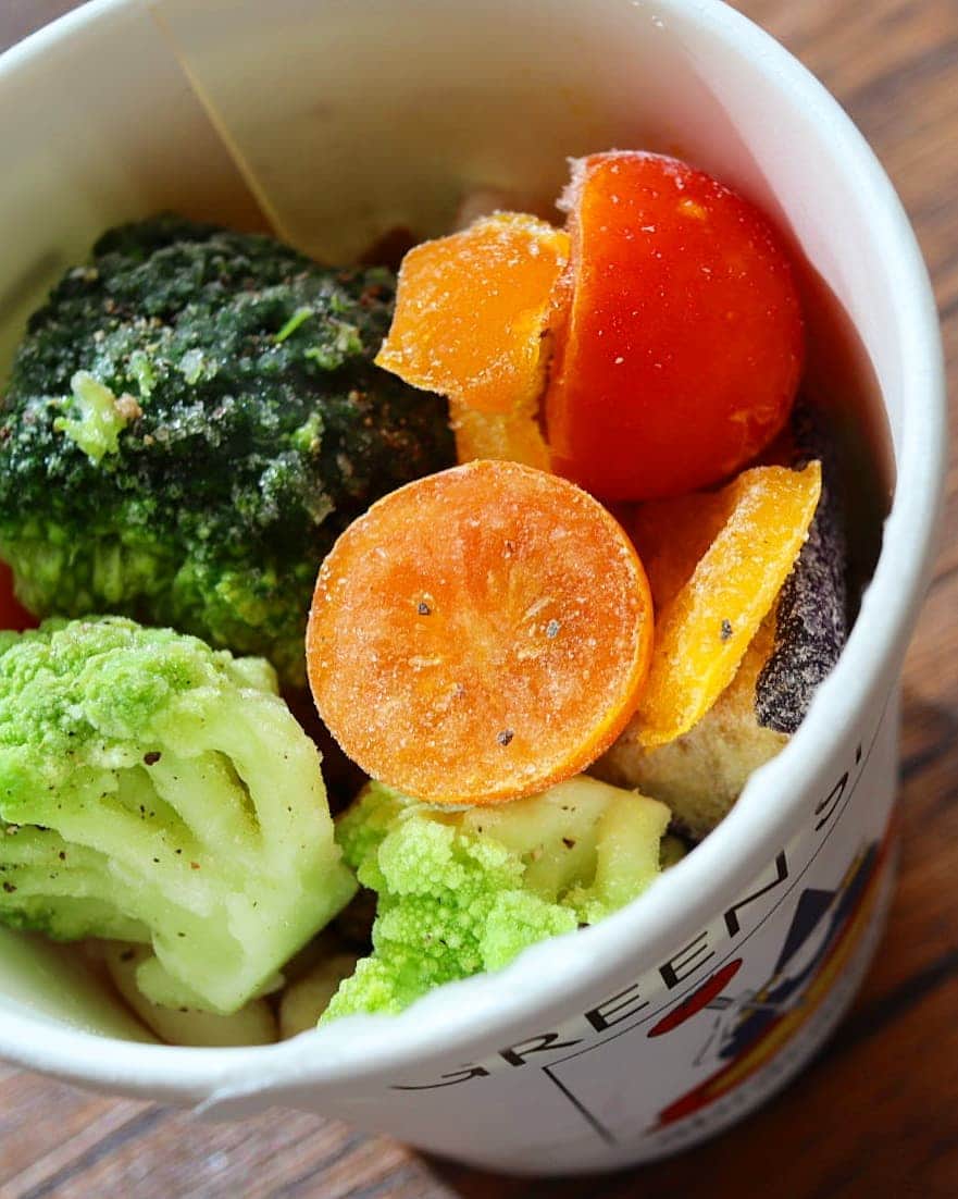 yukirichi119さんのインスタグラム写真 - (yukirichi119Instagram)「2020/12/01(火) #2020ゆきりちおうちごはん ＊ おこんにちはー✨ だいぶ寒くなってきたゆきりち。地方です⛄ ＊ GREEN SPOON( @greenspoonjp )さんの 秋冬新作として発売した 野菜たっぷり、食材ゴロゴロの 無添加パーソナルスープ🥣を お試しさせていただきましたー😋💕ｳﾏｰ ＊ ワタシは、 地中海野菜のチリコンカン｢abracadabra｣を ちょこっとアレンジしてみた。 小さめに切ったバゲット🥖、 溶き卵🥚、とろけるチーズ🧀をプラスして パングラタン風にして食べたよ。 これ一つで大満足⤴︎⤴ ＊ GREEN SPOONは、 カラダや生活に合わせて 必要な野菜がカップに詰まって毎月自宅に届く 定額制パーソナルフード🥦🥕🍅🥔🥑 野菜を中心とした200種類以上の 食材・フルーツ・スーパーフードから レシピを組み合わせて ワタシだけの美味しい一食が届くよ📦 ＊ お悩み別に選んでくれるから嬉しいよね。 ちなみにワタシは、 疲労回復とかストレス過多とか お肌の悩みで選んでもらったよ🤗 ＊ レンチン5分の簡単調理🤩 スープ以外にスムージーも選べるよ☝️ ➡ @greenspoonjp さんへ🏃 --------------------------------------------------- ゆきりち。著書📕は、1冊目も2冊目も プロフ( @yukirichi119 )のリンクから Amazonに飛べます📖 おうち時間にぜひぜひ🤗 ------------------------------------------------ #greenspoon #グリーンスプーン #パーソナルスープ #無添加 #チリコンカン #グラタン #アレンジ #アレンジレシピ #ふたり暮らし #ふたりごはん #パングラタン #スープ #おうちご飯 #おうちごはん #野菜たっぷり #スープアレンジ #レンチン #野菜スープ #野菜好き #スーパーフード #レシピ #おすすめ #コラボ #スムージー # #PR #お試し #おうちカフェ #ふたりごはん」12月1日 17時42分 - yukirichi119
