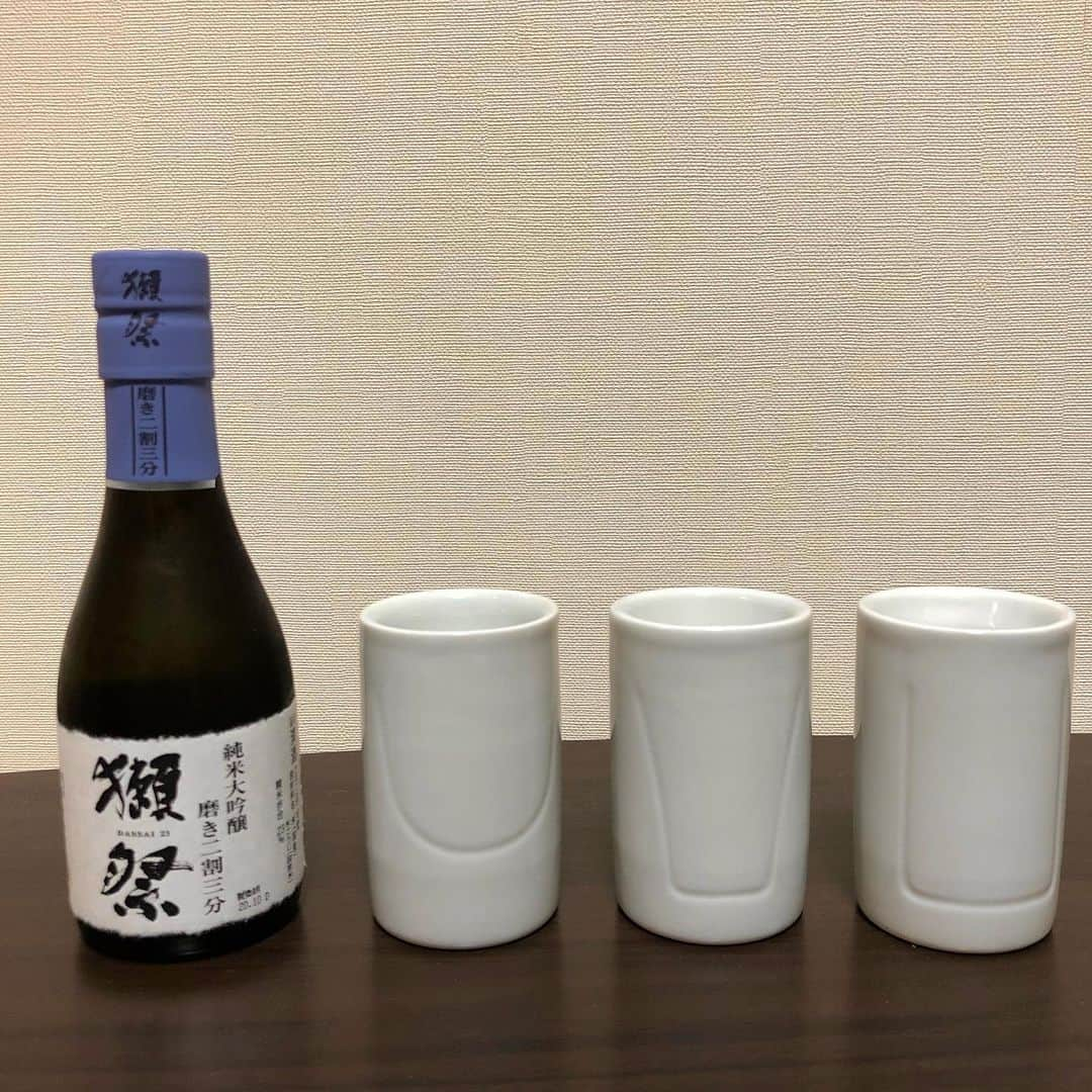 IKKONのインスタグラム：「. 【IKKONで日本酒飲み比べ】  今回飲み比べた日本酒は 【獺祭　磨き二割三分】 三割九分と比べると、 更に丸く柔らかい口当たり！ 上品な甘さも感じられます♪  ◎Round﻿ 柔らかく、あっさりした味わい ﻿ ◎Straight﻿ 辛めだが、スッと入ってくる感じ ﻿ ◎Narrow﻿ 最初﻿酸味を感じ、後味はピリッと辛い  ﻿ このように1本の日本酒で、 3種類の味わい方ができるのがIKKONです。﻿  是非お気に入りの日本酒で 試してみてくださいね！  詳細は【@ikkon.life】 プロフィールリンクから。  ------------------------------------------- 【IKKONとは】 IKKONとは3種の味わい方が 楽しめるぐい呑みです。  二重焼という大堀相馬焼の特徴と、 その内側の形状を工夫することにより 空気との関わり方が変化。 それによりお酒の味の深みや風味を 楽しみ尽くすことができます。  それぞれの特徴を紹介します。  Round フルーティーな優しい 甘味を味わう  Straight 複雑な味わいをしっかりと 十分に味わう  Narrow 飲む過程で起きる 変化を味わう -------------------------------------------  #ikkon #一献 #飲み比べ #呑み比べ  #日本酒飲み比べ #日本酒好き #酒スタグラム  #ポン酒 #sakelover #ポン酒ダグラム  #酒スタグラム #ポン酒タグラム #日本酒部  #日本酒が好き #日本酒らぶ #日本酒で乾杯  #日本酒飲もう #日本酒好きとつながりたい  #日本酒飲みたい #利酒  #酒器 #酒器セット #日本酒好きな人と繋がりたい #日本酒女子  #日本酒大好き #ponshutagram #sakestagram #獺祭 #獺祭二割三分 #旭酒造」