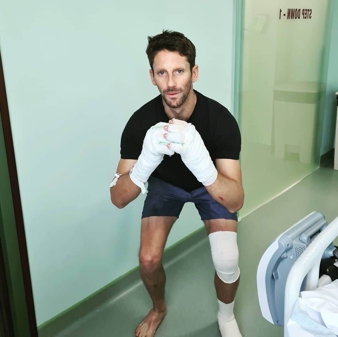 ロマン・グロージャンのインスタグラム：「Never thought that a few body weight squats would make me happy. Body recovering well from the impact . Hopefully same about the burns on my hands. 🤞 Thank you again to everyone for the messages.  Ps: still very slow at typing 🤣 #r8g」