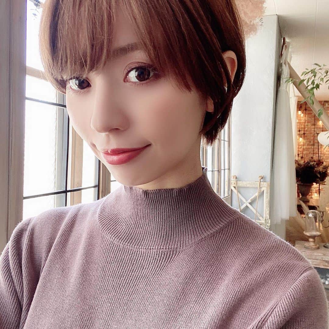 のインスタグラム：「． インビザレポート✍️🦷 追加のマウスピースを貰ってきました◎ あと13週分もらったので、ラストスパート頑張ります☺️✨ 下の歯も（写真2枚目）正面から見るとこれくらい揃ってきてあと少しでキレイに並んでくれそう♡ 今の時期マスクして口元が隠れているから矯正始めるにはちょうどいい時期ですよね！ 1ヶ月に1度くらいのペースでの通院になるので、その都度歯のクリーニングも出来て口内を清潔に保てて一石二鳥ですね🕊 ． 私がお世話になっているのは高槻市駅近くにあるスマイルプランさくら歯科クリニックです👨‍⚕️🌸 ． #マウスピース矯正 #インビザライン #インビザ #歯並び #PR #矯正 #歯列矯正 #歯列美容  #矯正日記 #歯並び #腕のいい歯医者さん #invisalign #invisaligndoctor #invisalignnextraction #invisaligncrowding #invisaligndsd #dsd #dentist #審美歯科 #美容 #美容好きな人と繋がりたい #美意識高い人と繋がりたい #インビザラインレポート #スマイルプランさくら歯科クリニック」