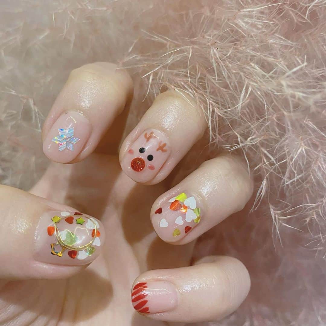 GYEON SEOさんのインスタグラム写真 - (GYEON SEOInstagram)「_* already festive on my nails 🎄 . . @seoulnumber9」12月1日 17時49分 - queengyeon