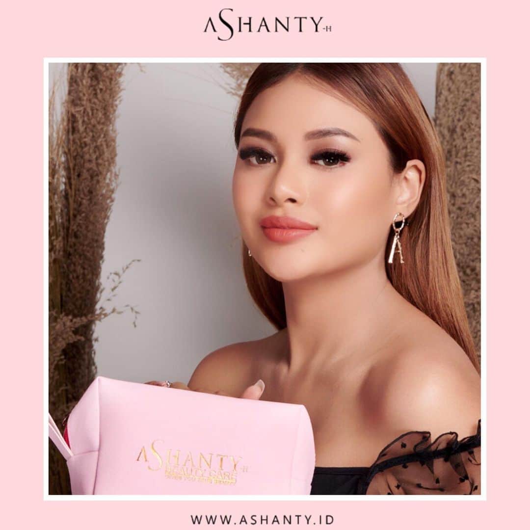 ASHANTY BEAUTY CREAM OFFICIALのインスタグラム：「Whitening Cream Series by @ashantyid jadikan wajahmu lebih cerah dan berseri 🌸  Dengan formula khusus yang mampu membuat wajah menjadi lebih bersih, sehat, cerah, berseri, lembut dan lembab 🌸  Satu paket whitening cream series : • Day Cream • Night Cream • Facial Wash • Face Toner • Serum • Exclusive Pouch   Gunakan rutin setiap pagi dan malam hari, istirahat cukup, perbanyak konsumsi air putih, buah dan sayur serta lakukan olahraga ringan dan dapatkan hasil kulit wajah idaman 🌸  📷 : @novianapramushinta  _________________________________ Informasi dan pemesanan : WA: 081293823950 WA: 085781140354 WA: 081287388885 WA: 087778489900 FAST RESPONS CLICK LINK yang ada di Bio IG @ashantyid  _________________________________ #ashantybeautycosmetics #beauty #cosmetics #brandlocal #kosmetikhalal #makeup #kosmetikartis #ashanty #thehermansyah #beautyvlogger #jualkosmetikmurah #kosmetikmahal #kosmetikbagus #ashantyid #keluargaasix #ashantyhermansyah #mua」